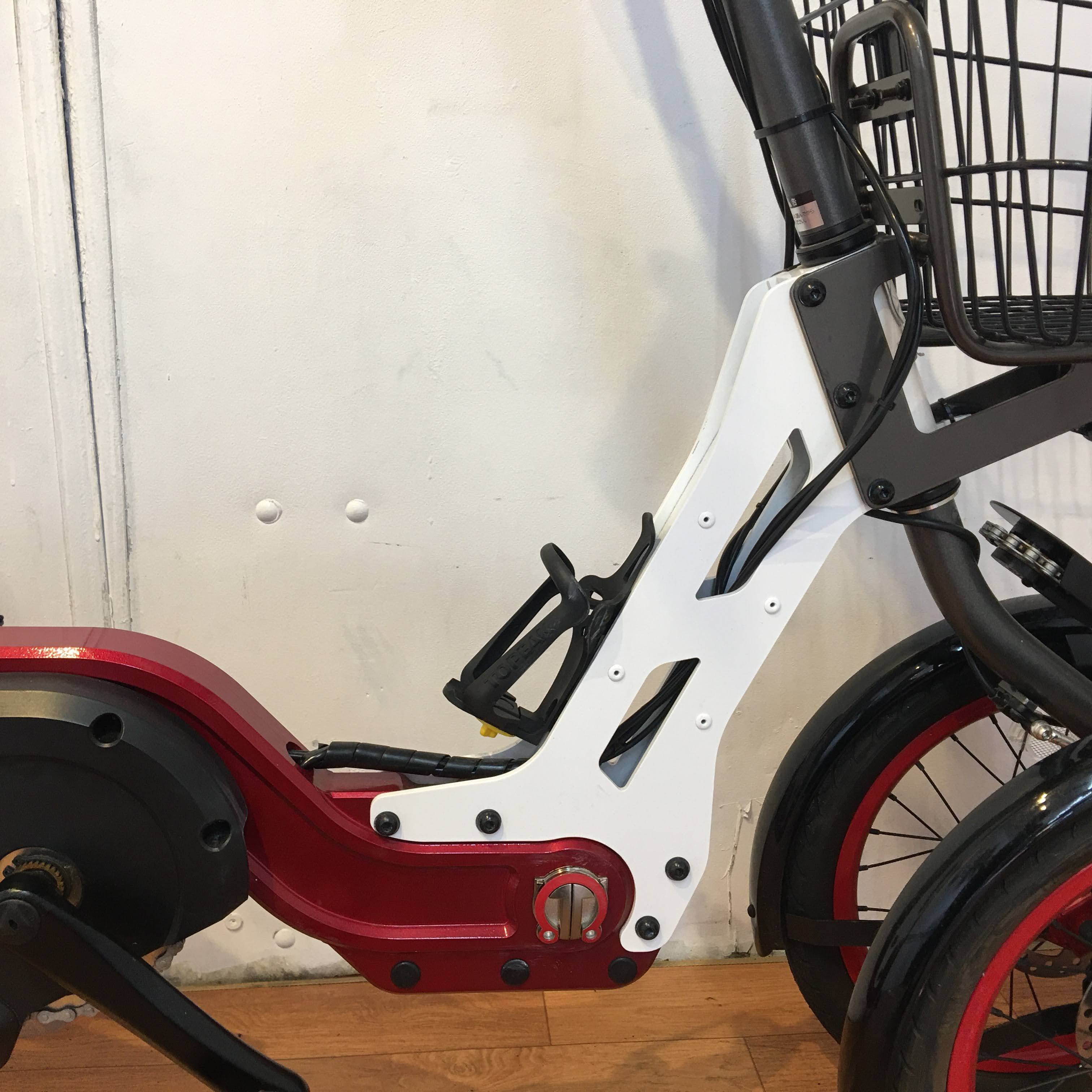 電動自転車 希少な三輪 新古車 18年モデル T Trike Synchro Omega Long 白 メタリックレッド 前16 後インチ Yz025 横浜 E Charity イーチャリティ