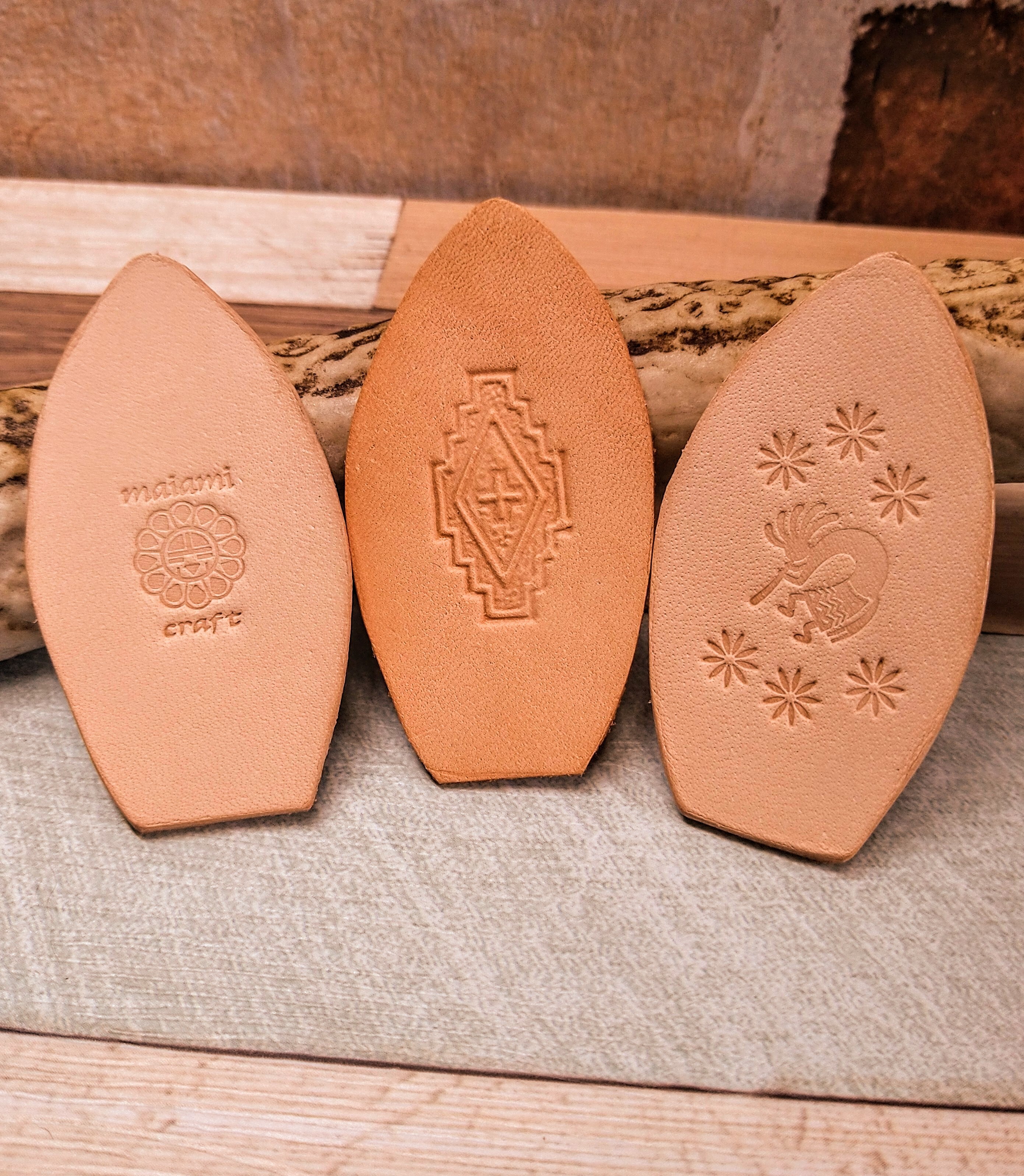 サーフボード型のレザーキーホルダー 7種類の刻印パターン 名前入りキーホルダー オーダー Maiami Craft