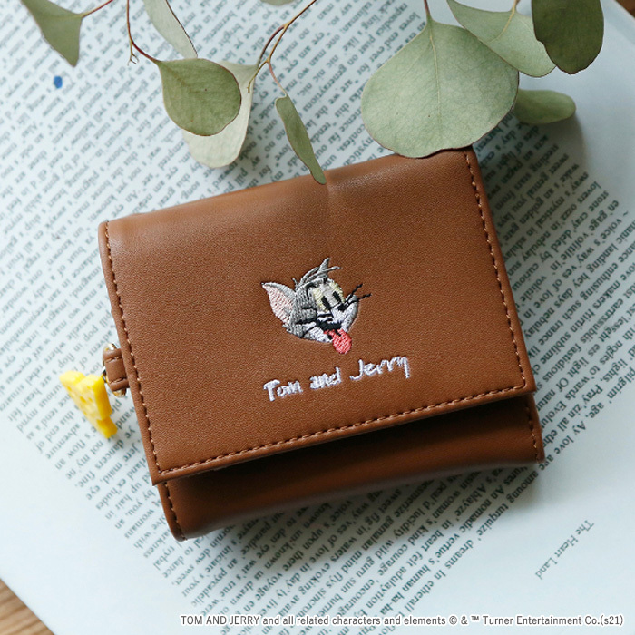 Tom And Jerry チーズチーズ ３つ折り ウォレット ミニウォレット 刺繍入り 三つ折り財布 かぶせ付き かぶせ レディース コンパクト お財布 小さい 財布 トム ジェリー トムとジェリー トムジェリ ブラック ブラウン 雑貨 小物 お札 カード収納 小銭 Puレザー S Su 7h962