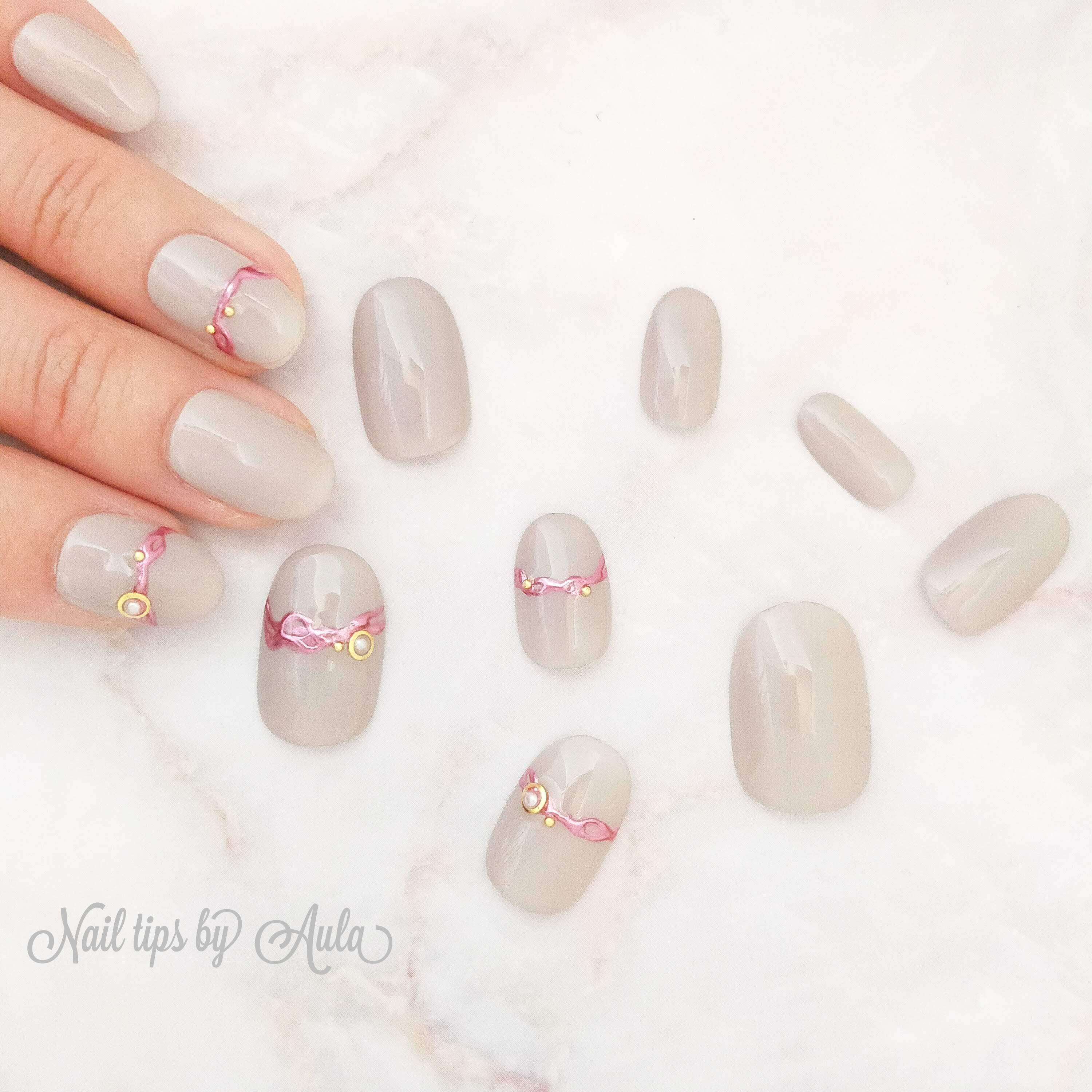 ワンポイントが可愛いグレージュのオフィスネイル ネイルチップ専門店aula Nail ーアウラ ネイルー