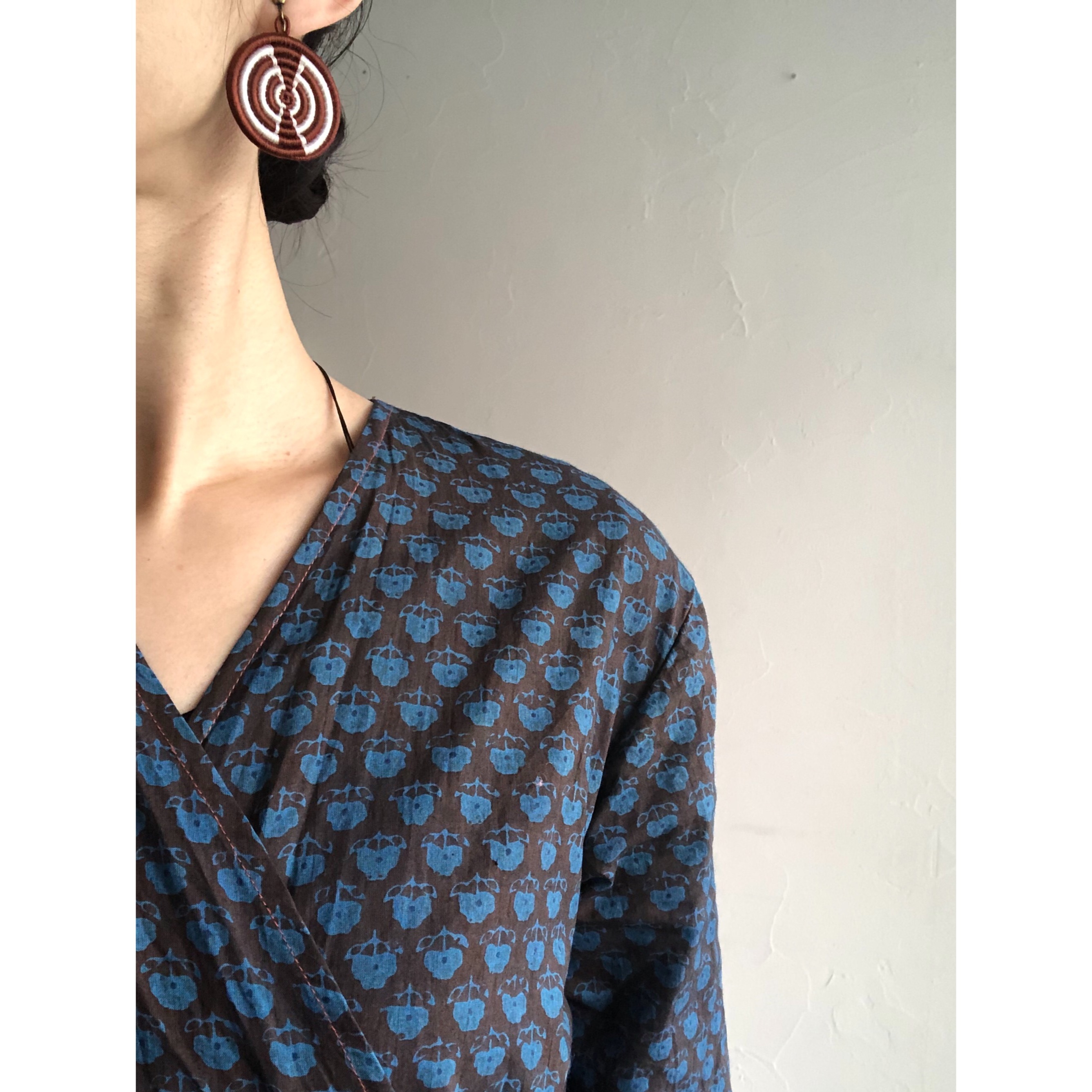 即納 Mサイズ インド柄 藍 藍染めシリーズ Mula Working Clothカシュクールワンピース インドの布 Heirloom エアルーム Clothing Fabrics