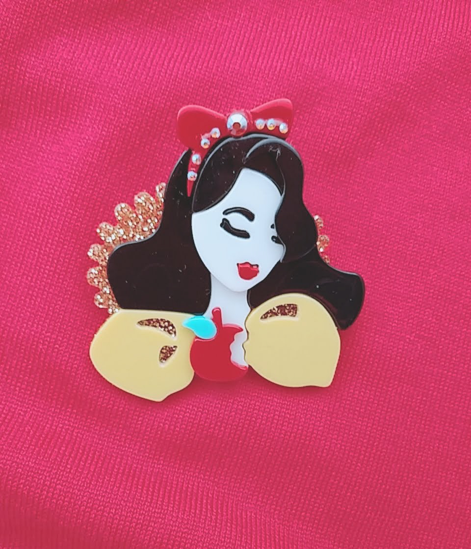 Snow White 白雪姫 ブローチ スワロフスキー ハンドメイド 大人かわいい アクセサリー プリンセス お姫様好き プチプラアクセ Neons