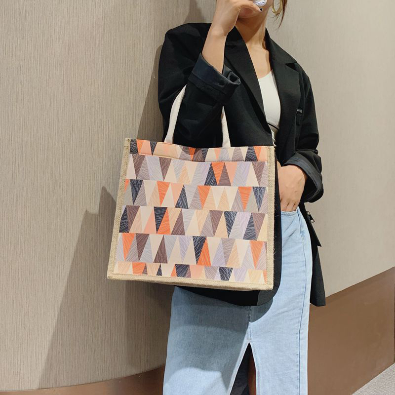 バッグ 全3色展開 超お得 肩掛け 大容量 カジュアル キャンプ 草編み風 可愛い三角柄 通勤 デート 黒 赤 緑 Miyabi Go
