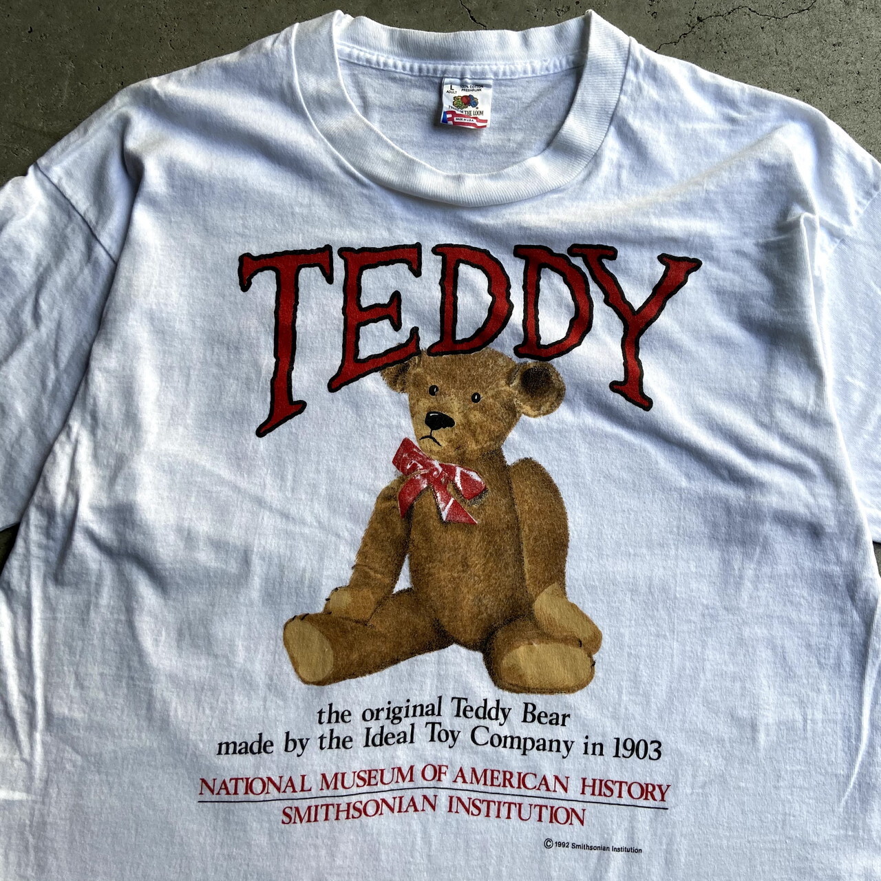 90年代 Usa製 Teddy Smithsonian Institution スミソニアン博物館 テディベア アニマルプリントtシャツ メンズl レディース 古着 90s ビンテージ ヴィンテージ 両面プリント バックプリント 動物 熊 ぬいぐるみ シングルステッチ ホワイト 白 Tシャツ Cave 古着屋