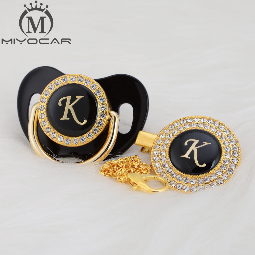 送料無料 12色 イニシャル K おしゃぶり 赤ちゃん ベビー 子供 キッズ 乳首 シリコン おしゃれ キラキラ ラインストーン メタリック 高級 かっこいい おしゃれ La Preference