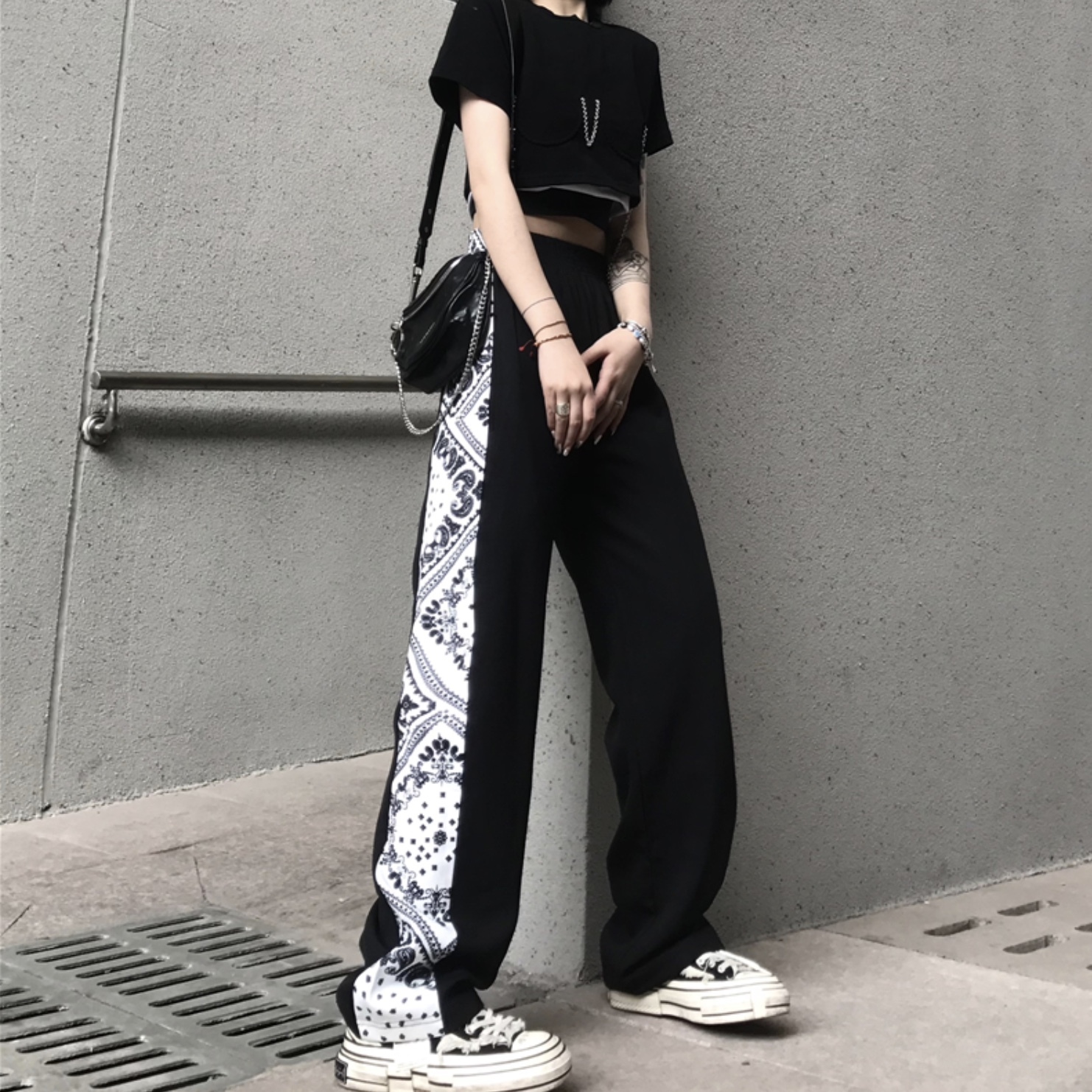 送料無料 モノトーンで Coolに バンダナ柄 ハイウエスト 美脚 柄パンツ カジュアル ストリート メンズライク ダンス 脚長 スタイルアップ Lamitte Deco トレンド 韓国ファッション ショップ