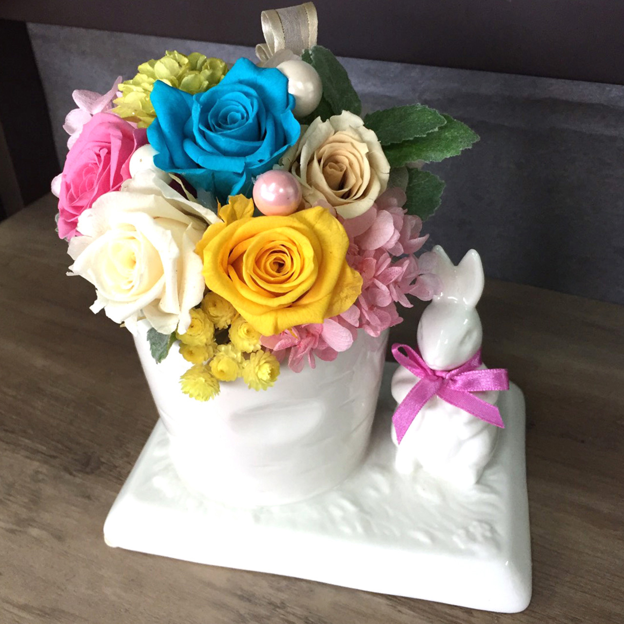 プリザーブドフラワー うさぎの陶器ポッドとバラ フラワーショップローズ