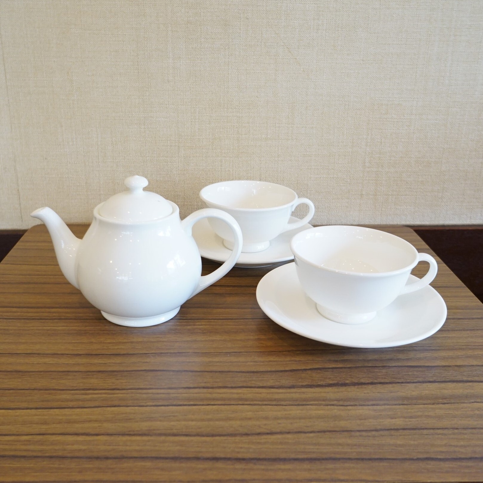 ノリタケ 白地のティーカップ２客 ティーポットのセット 純喫茶家具の村田商會