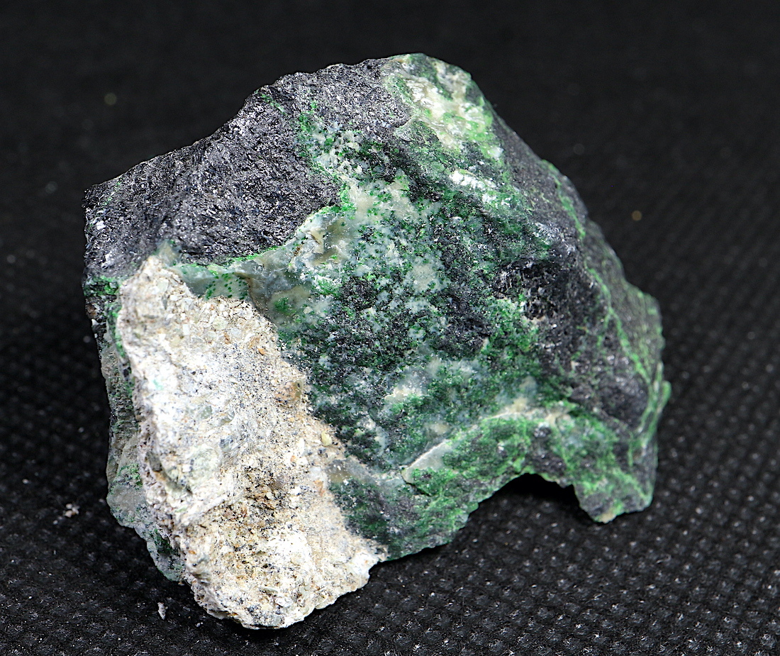 自主採掘 ウバロバイト 灰クロム柘榴石 グリーンガーネット カリフォルニア産 59 4g Uv004 American Minerals Gemmy You