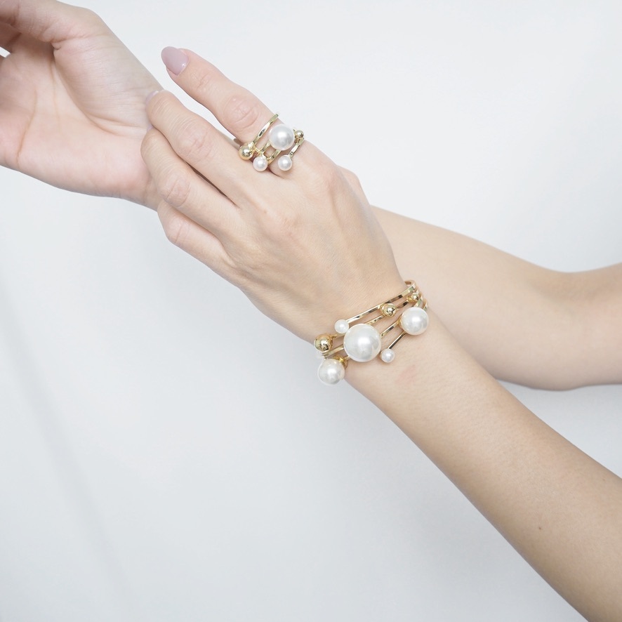 シャツやワンピースにも合う存在感のある華やかなブレスレット ラヴァブルカジュアル Lovable Casual