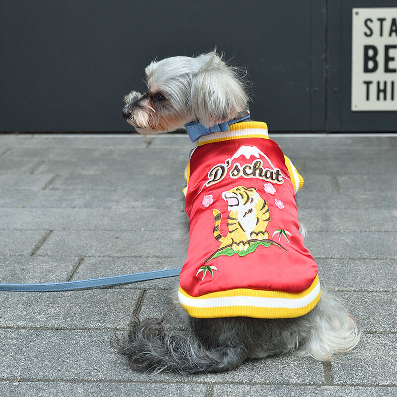 トラ柄刺しゅうスカジャン 犬服 ドッグウェア Xs S M L ワンボヤージュ ディーズチャット トイプードル チワワ ダックス Dsaw Ds1469 1 Wan Voyage ワンボヤージュ お洒落なドッグウェア 犬服のお店