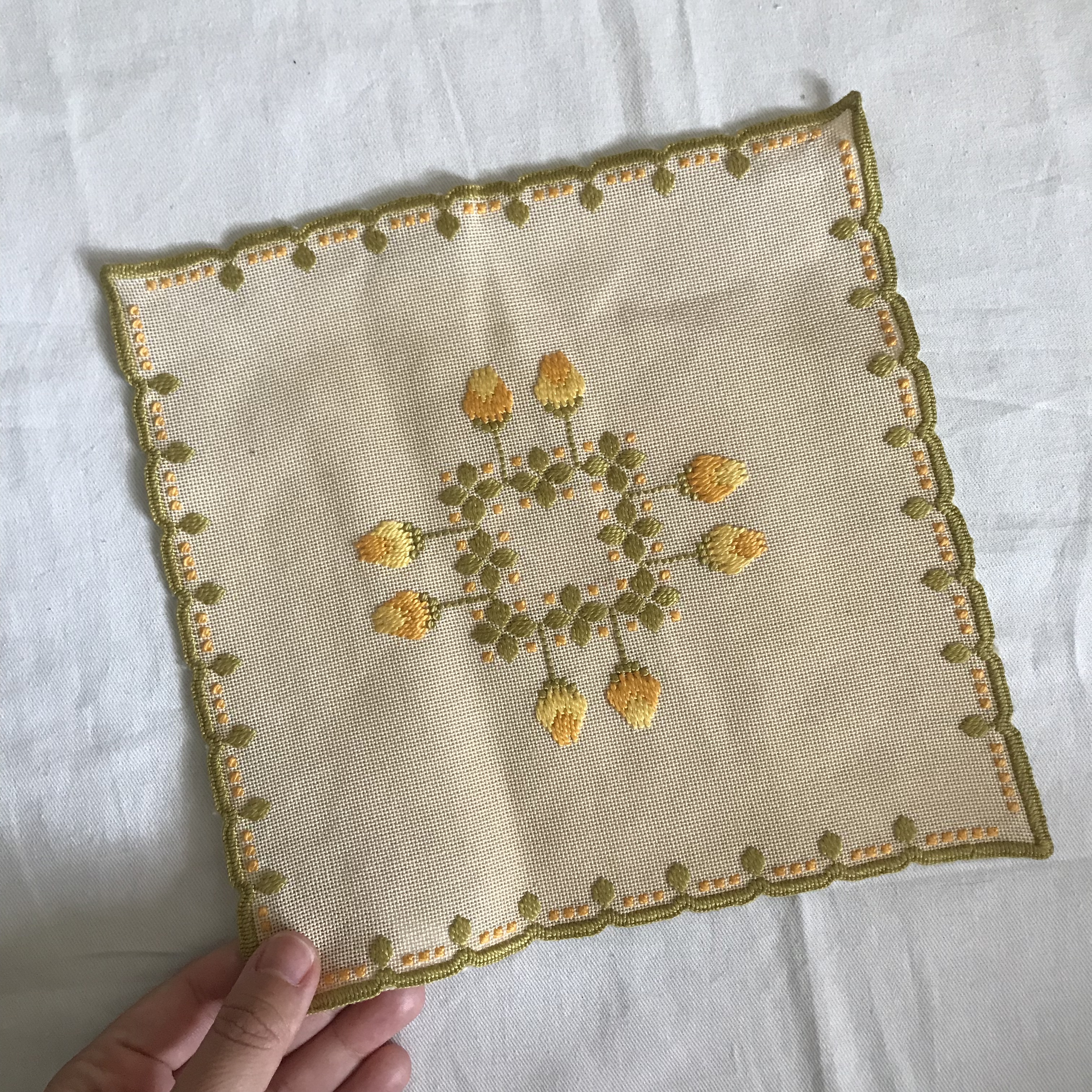 黄色い花の刺繍の布 Tsuitachi Craft Brocante