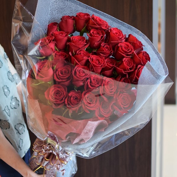 赤バラの花束 40本 花言葉は 真実の愛 プロポーズ 記念日に人気 幕張のお花屋さんからウェディングやお祝い花 胡蝶蘭 プリザーブド おしゃれな プレゼントをお届け ブーケアンドブーケ