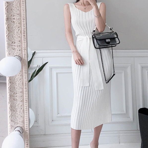 One Piece Simple White ワンピース ニット リブニット Vネック ノースリーブ ウエストリボン ウエストマーク ホワイト 無地 ミディ丈 背中見せ タイト スリム 大人 可愛い シンプル きれいめ セクシー エレガント 爽やか デート お出かけ お呼ばれ ショッピング 夏