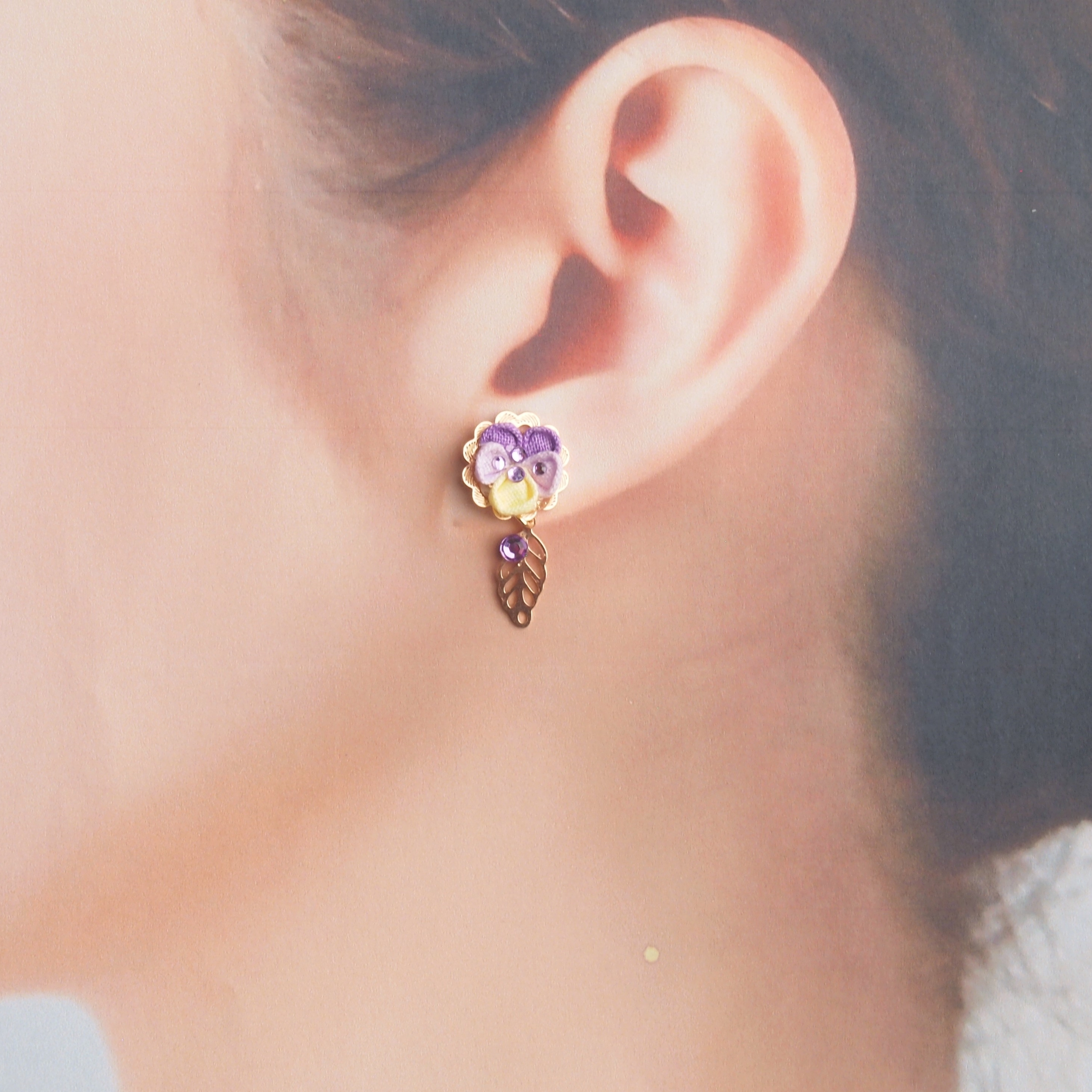 つまみ細工 ビオラと恋のしずく ピアス イヤリング フラワー 誕生日 記念日 プレゼント 入学式 卒業式 結婚式 パーティー 着物 浴衣 パンジー つまみ細工のお店 花色小町 お花のアクセサリーを販売中 贈り物などにどうぞ