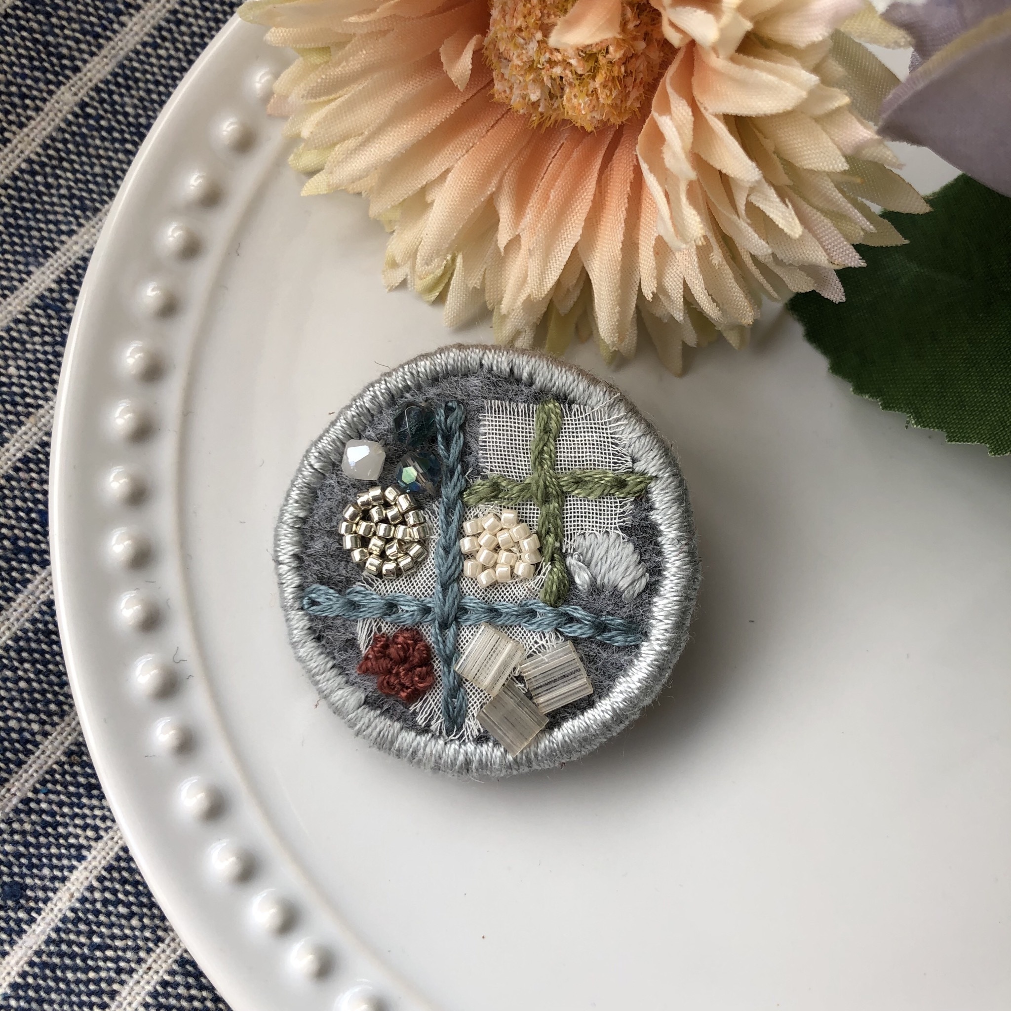 小さな模様がかわいいビーズ刺繍のヘアアクセサリー ビーズ刺繍のブローチやピアス ヘアアクセサリー通販orange