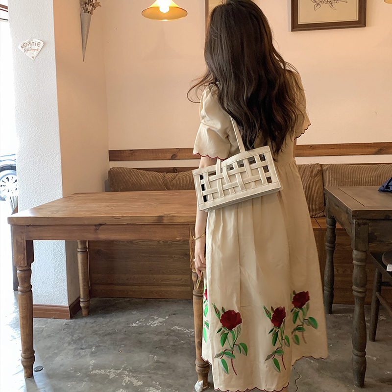 ローズ刺繍のギャザーワンピース 703 Lurila