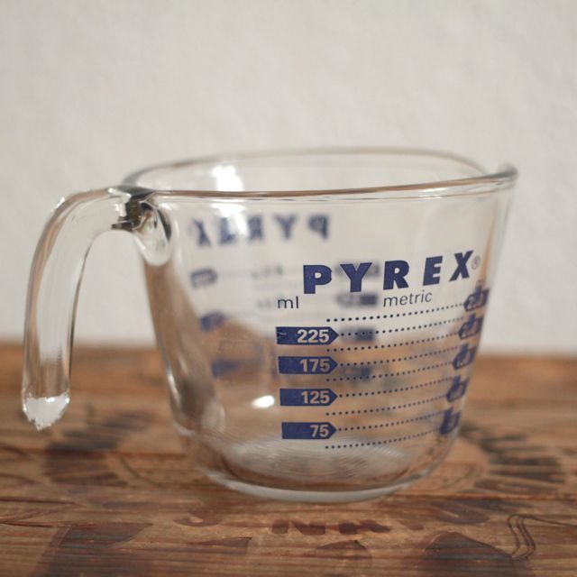 アメリカ製 青文字 Pyrexパイレックス 耐熱ガラスの計量カップ メジャーカップ Usagi