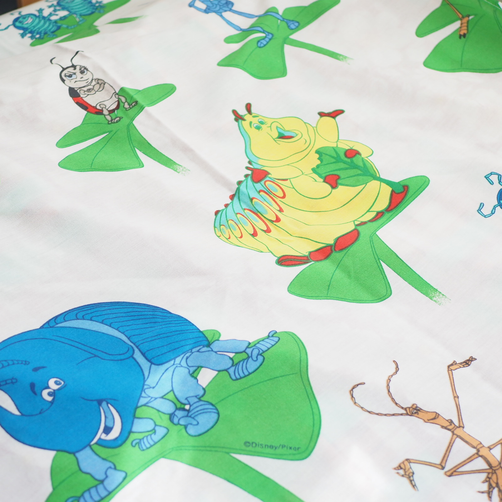 ディズニー生地 バグズライフのビンテージシーツ Alleys Curio