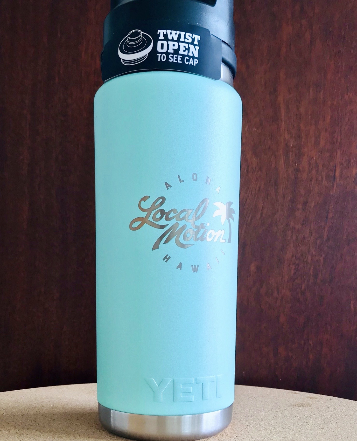 ランブラー Yeti Local Motion イエティ ローカルモーション Hawaii コラボタンブラー 26oz 水筒 送料無料 Big Mahalo Honolulu