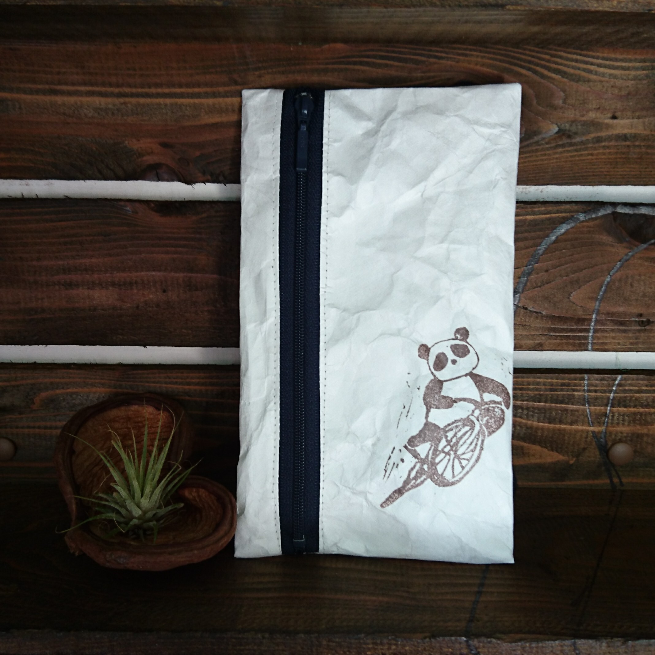 タイベック マルチポーチ ホワイト アクションパンダ Cyclone ハンドメイドのゆるかわサイクルキャップ