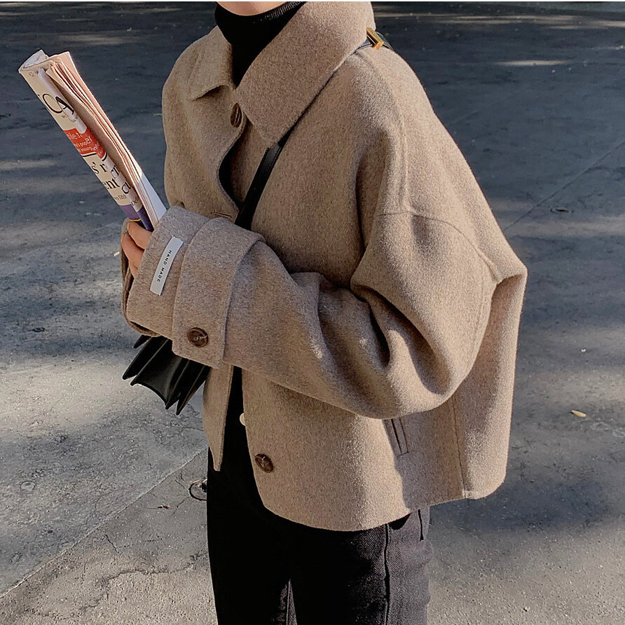 オルチャンファッション 韓国レディースファッション 6940 ジャケット風ショートコート コート ブルゾン カジュアル ワンポイント ビックシルエット シンプル ブラウンコーデ 流行オルチャンファッション 人気のプチプラ韓国レディースファッション新作通販 Aliceholly