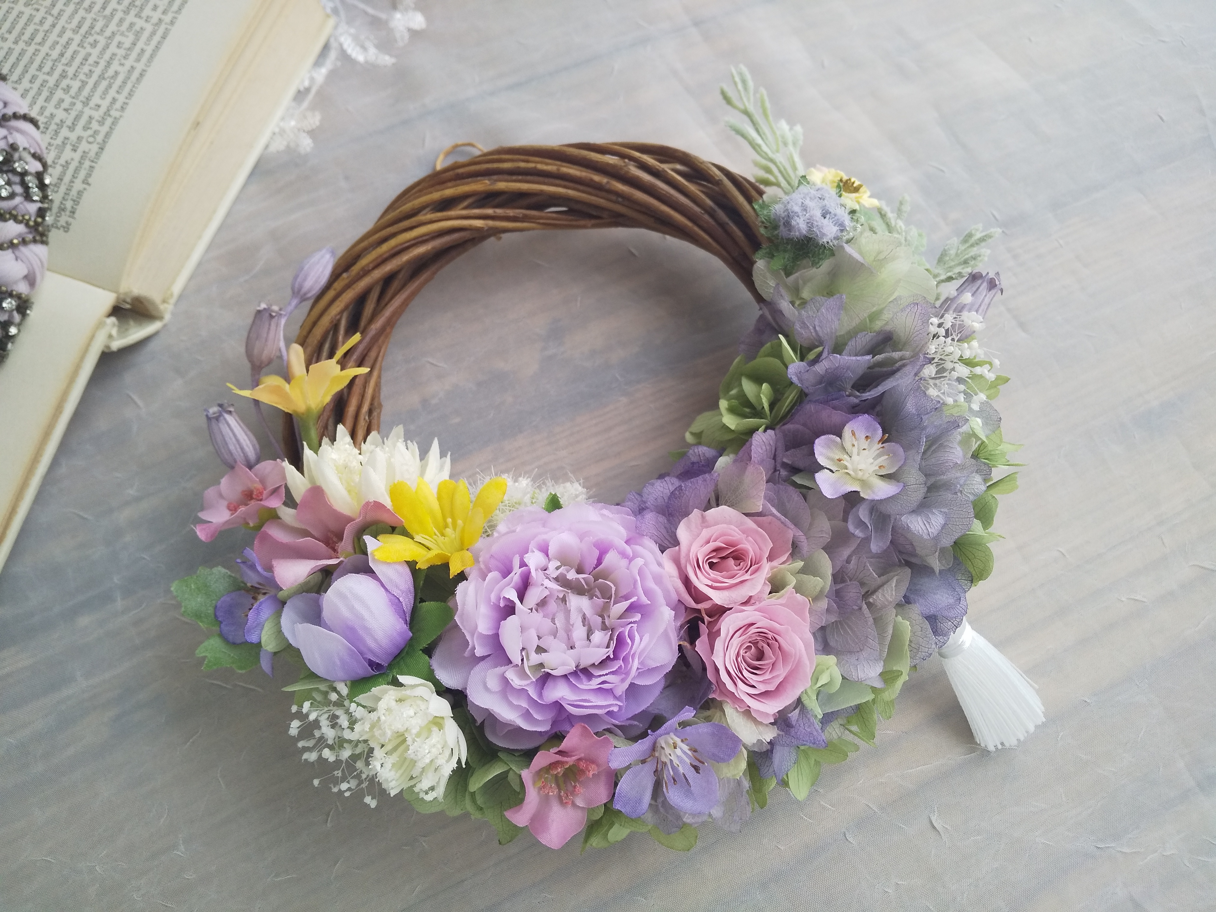 特別価格 Lune Bonheur Colore ハーフムーンリース プリザーブドフラワー お花 ギフト 結婚祝い 新築祝い お誕生日祝い フラワーギフト Atelier Henriette アトリエアンリエット プリザーブドフラワーのフラワーギフトとフランスアンティーク