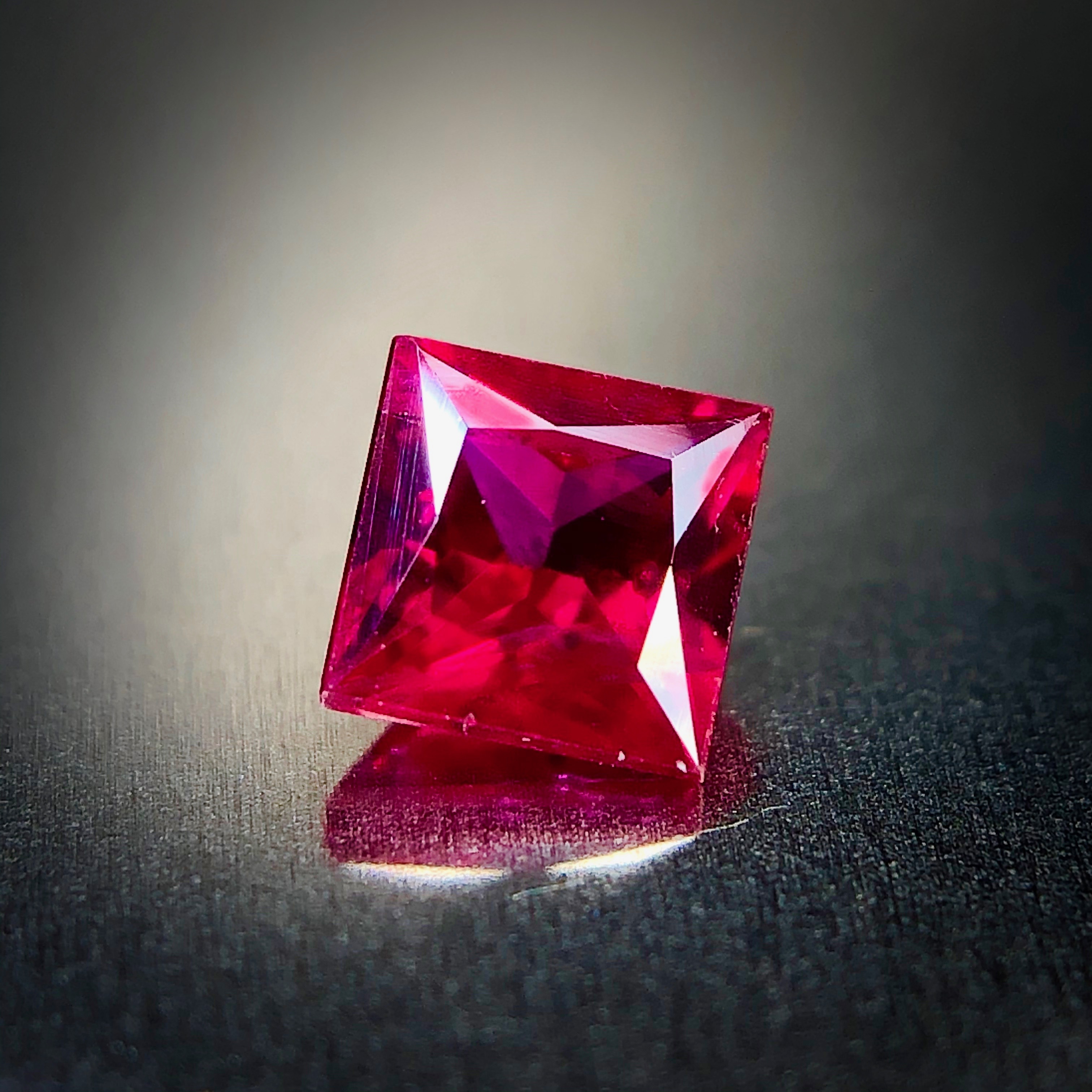 目の覚めるような鮮烈な紅 0 27ct 天然 ルビー Frederick S Gems Jewelry