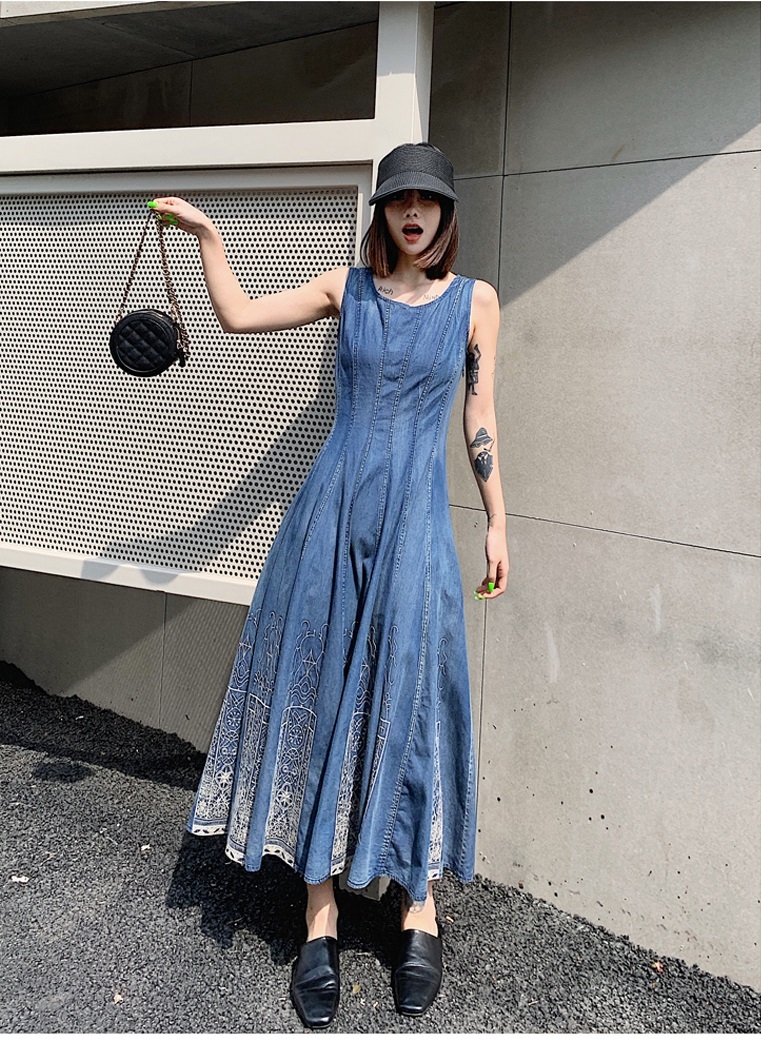 デニムワンピース ロング ワンピース レディース デニム おしゃれ エスニック きれいめ 大きいサイズ Xl 2xl 3xl ラウンドネック ノースリーブ 刺繍 体型カバー 春 夏 秋 大人カジュアル ワンピース コーデ ミモレ丈 フレア ハイウエスト 個性的 アジアン セレブ