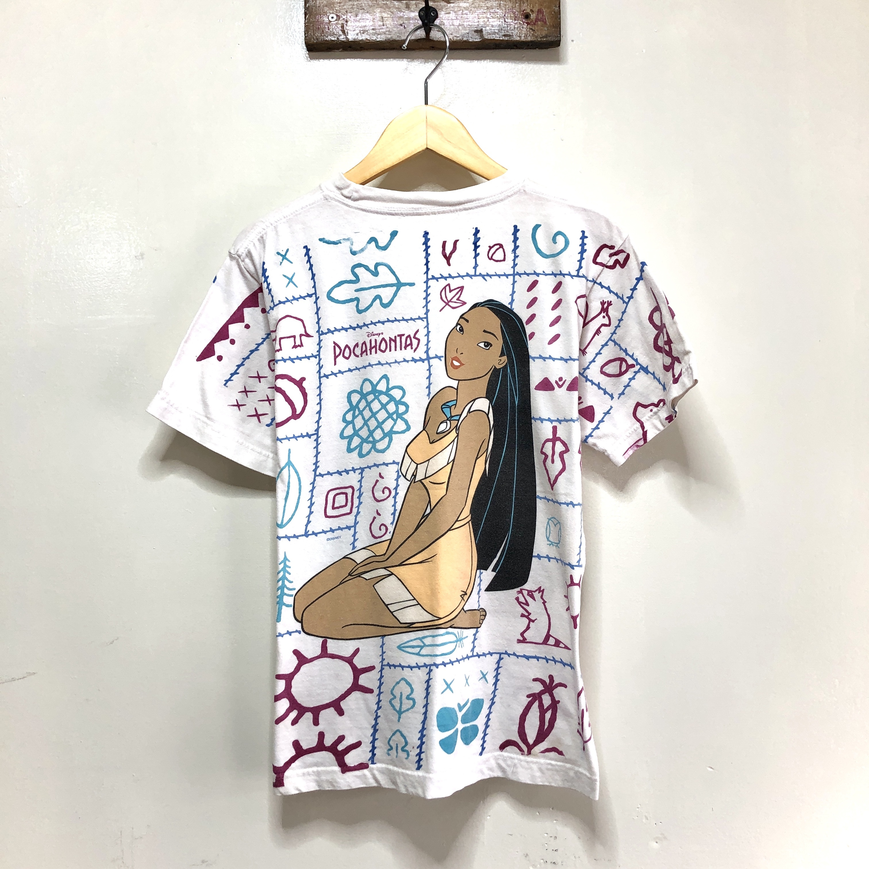 Disney ディズニー ポカホンタス 映画 ムービーtシャツ ミーコ 総柄 Pocahontas 古着屋エバレット