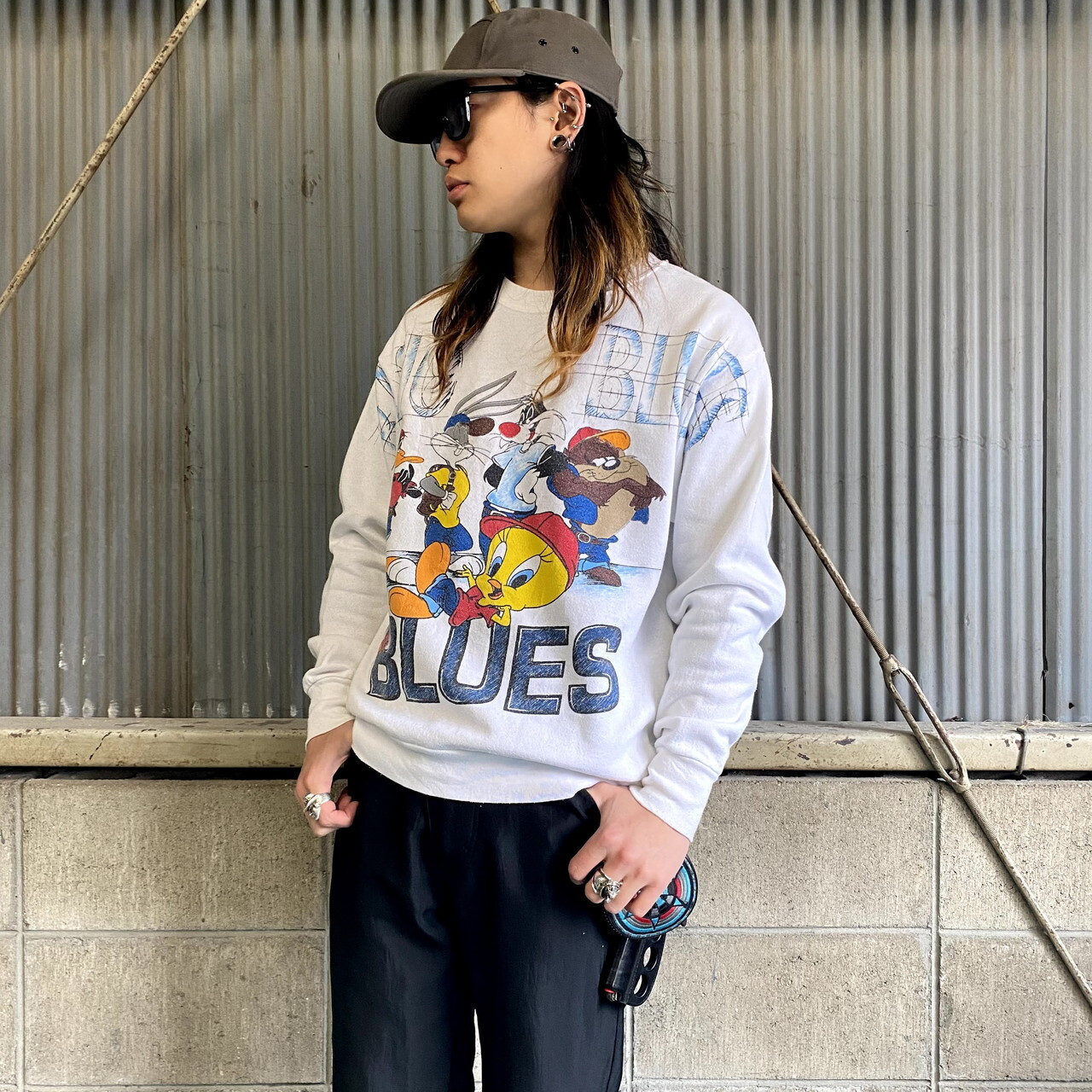 90年代 Looney Tunes Blues ルーニーテューンズ ブルース キャラクタープリントスウェット メンズm レディースl相当 古着 Warner Bros 90s ビンテージ ヴィンテージ トレーナー ホワイト 白 スウェット Cave 古着屋 公式 古着通販サイト
