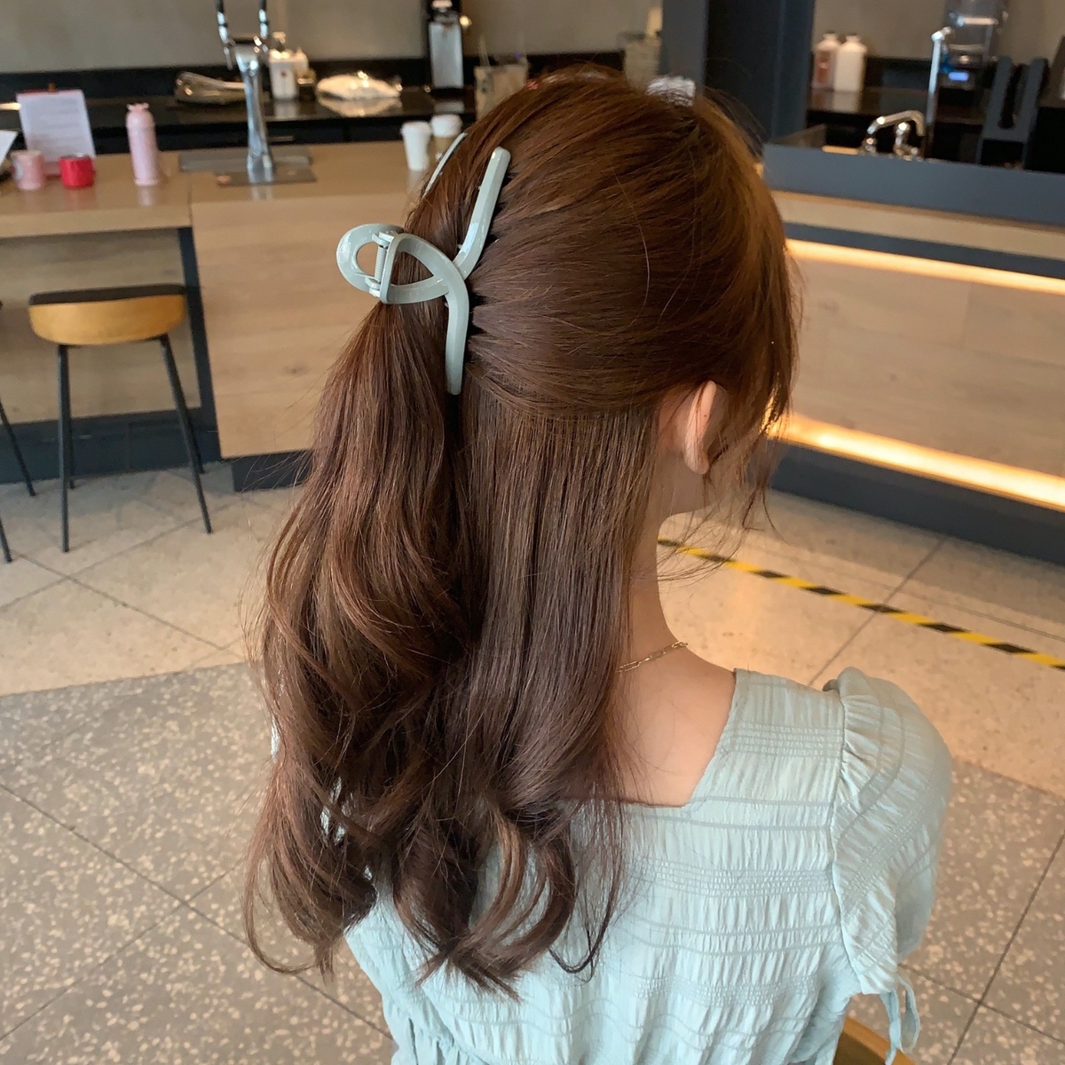 ヘアアクセサリー バンスクリップ ヘアクリップ 韓国 ヘアレンジ 簡単 まとめ髪 シンプル 大人 レディース 女性 くすみ 無地 ウェーブ クリア 大きめ アクリル結び目バンスクリップ セレクトショップオンリーユー