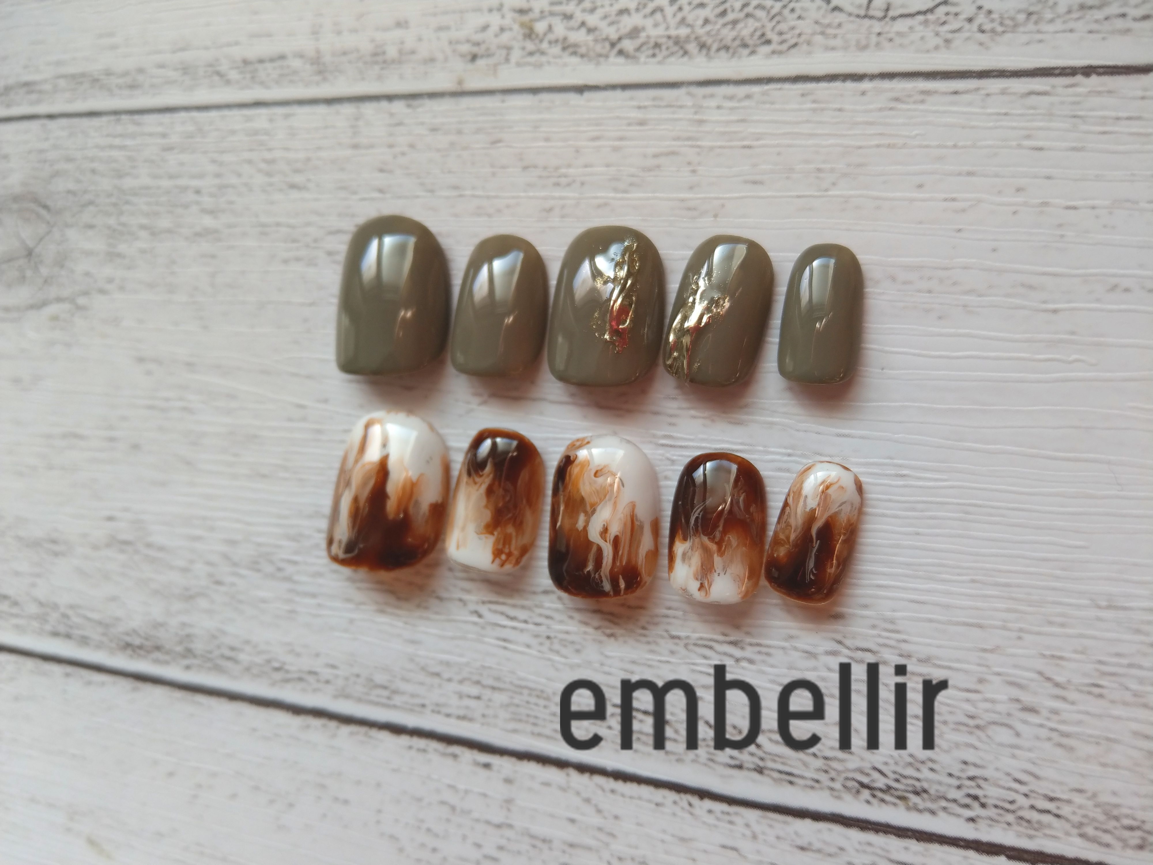 カフェオーレドリップ オリーブグリーンのアシメトリーネイルチップ Embellir Nail ネイルチップ専門店