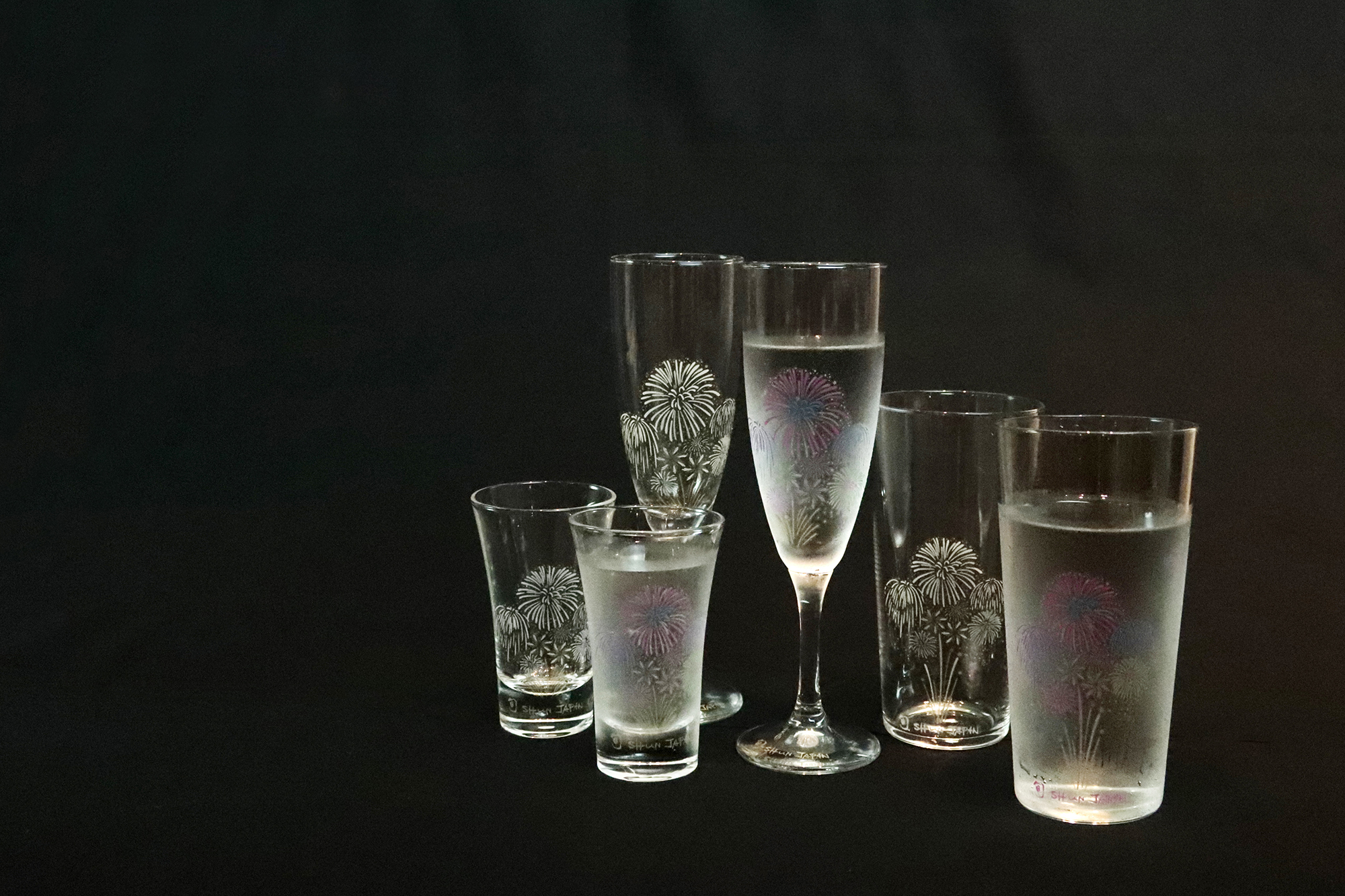 冷感花火 シャンパングラスペアセット と アクリル升ペアセット 父の日 冷感花火 グラスペアセット 贈り物 温度で変化 日本酒 乾杯 プレゼント ギフト お祝い 夏 丸モ高木陶器 オンラインショップ 温度をデザインに