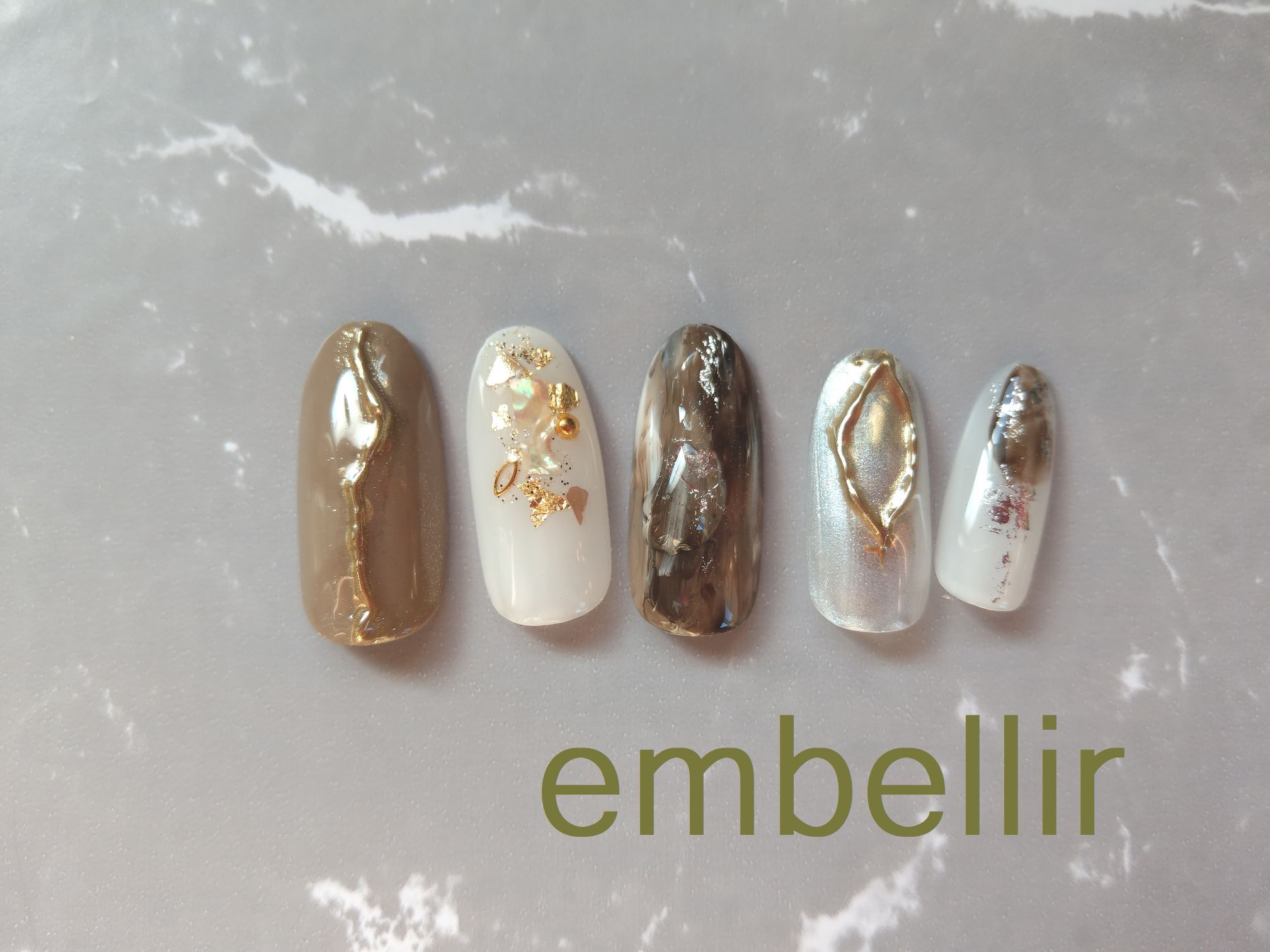 ブラウン ホワイトにメタリックラインのニュアンスネイルチップ Embellir Nail ネイルチップ専門店