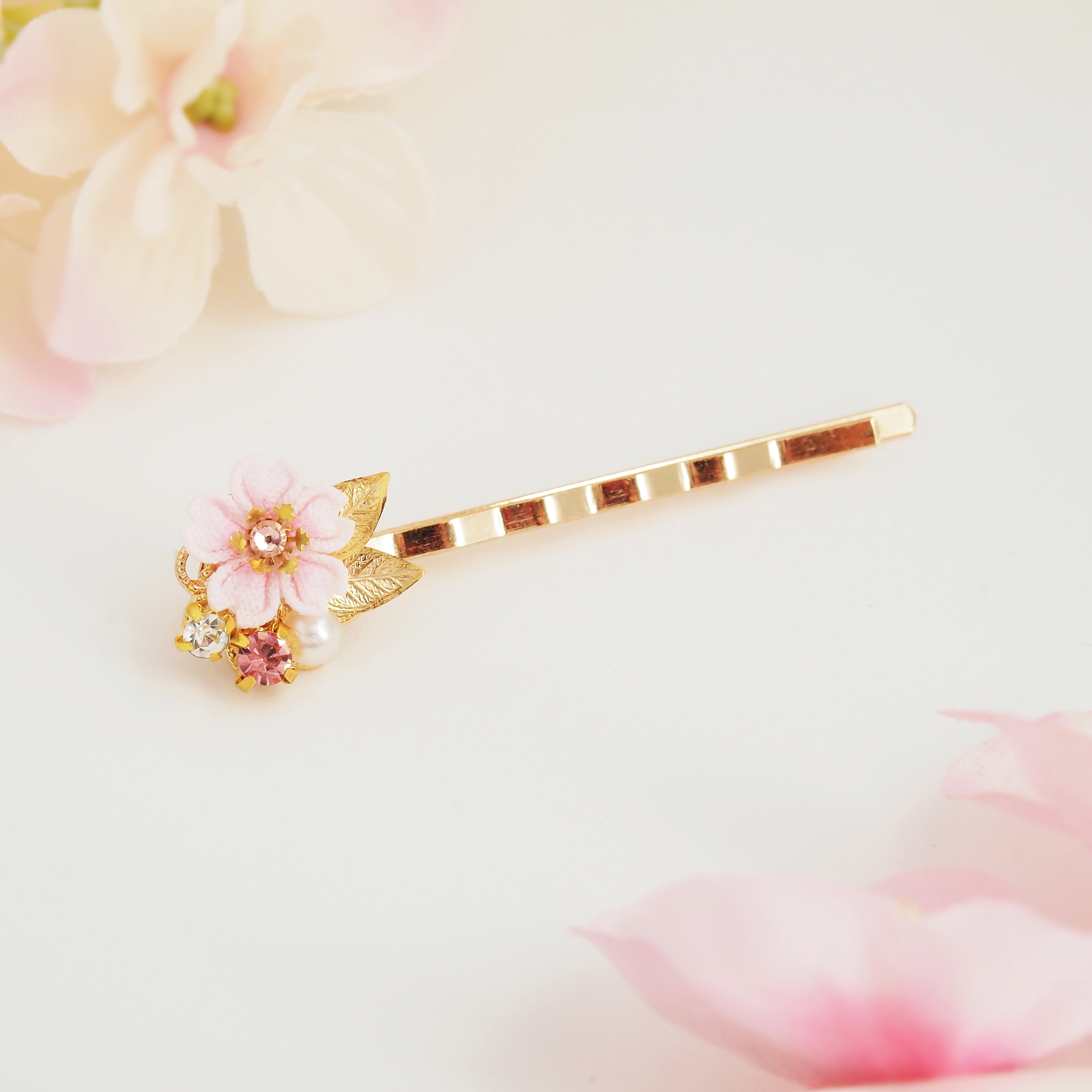 つまみ細工 桜と春のかけらヘアピン 花の宴 フラワー 誕生日 記念日 プレゼント 成人式 入学式 卒業式 結婚式 ブライダル パーティー さくら サクラ スワロフスキー パール ビジュー つまみ細工のお店 花色小町 お花のアクセサリーを販売中 贈り物などに