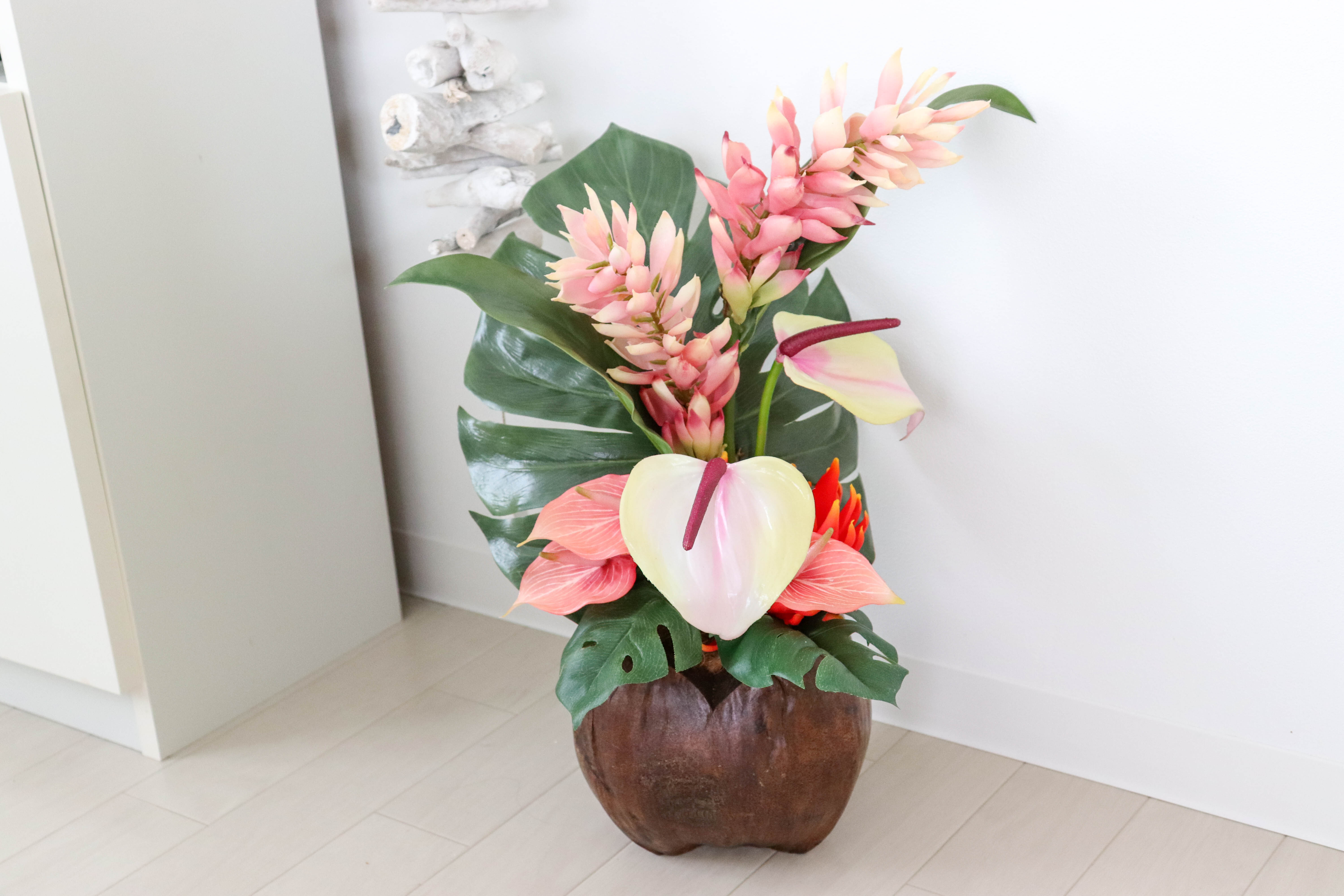 造花】ピンクでハワイ風のフラワーアレンジメント通販【ギフト ...