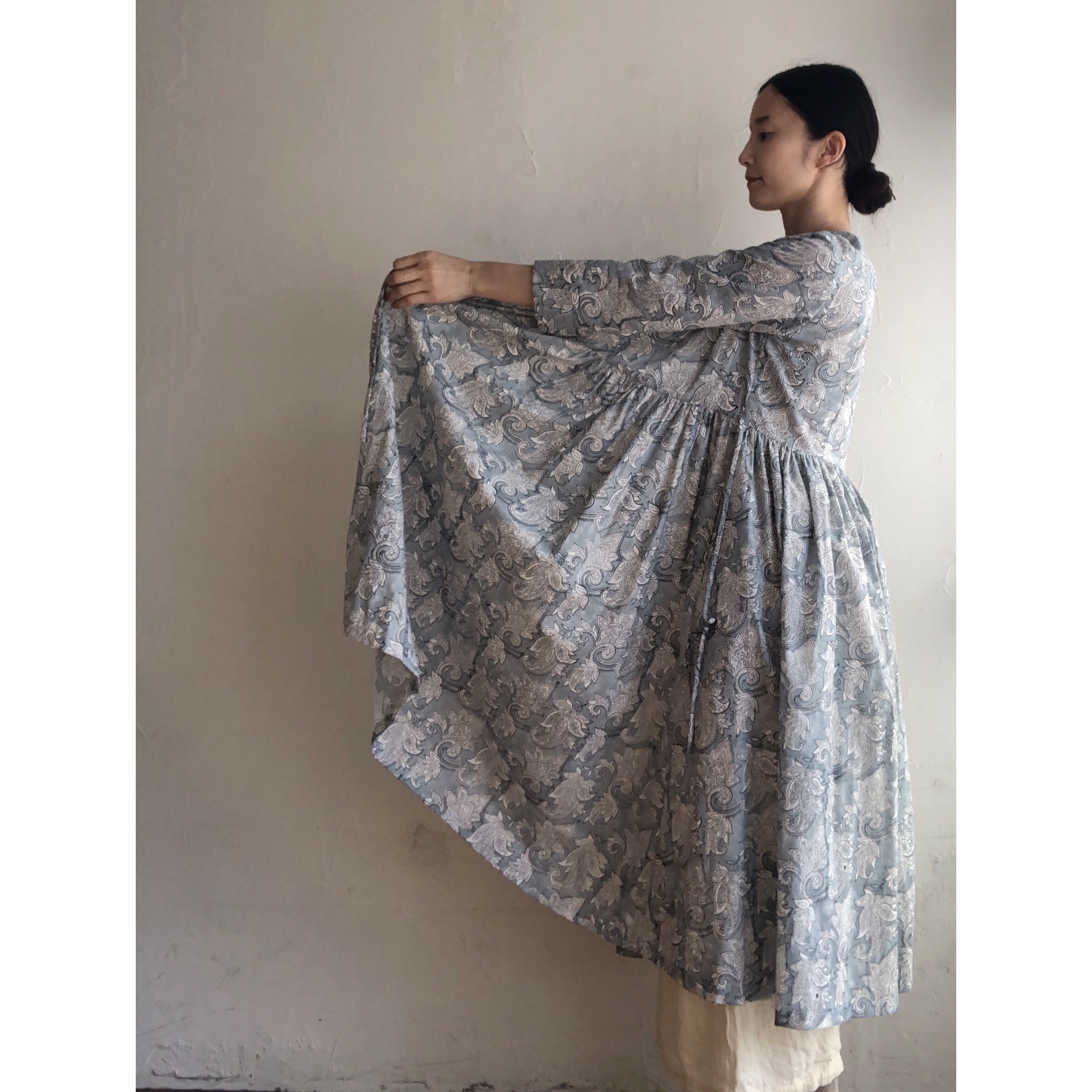 Mサイズ インド柄 No 10 水色 白花 コットン サンガネールのブロックプリント Mula Working Clothカシュクールワンピース Heirloom エアルーム Clothing Fabrics Mサイズ インド柄 No 10 水色 白花 コットン サンガネールのブロックプリント Mula Working Clothカシュクールワンピース Heirloom エアルーム Clothing Fabrics