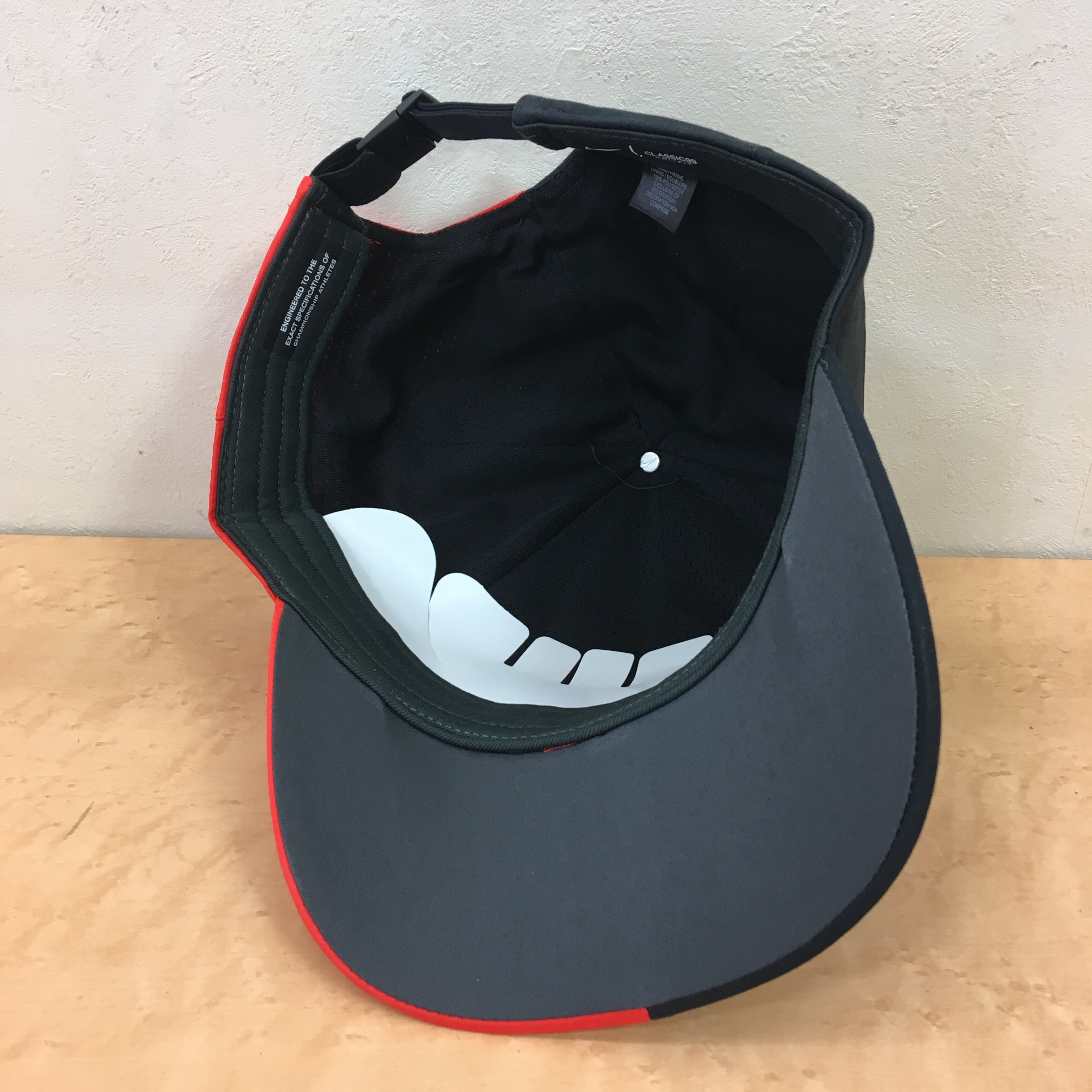 ナイキ Nike ゴルフ キャップ エアロビル クラシック99 黒 赤 Aerobill Classic99 ケプカ デイ着用モデル Freak スポーツウェア通販 海外ブランド 日本国内未入荷 海外直輸入