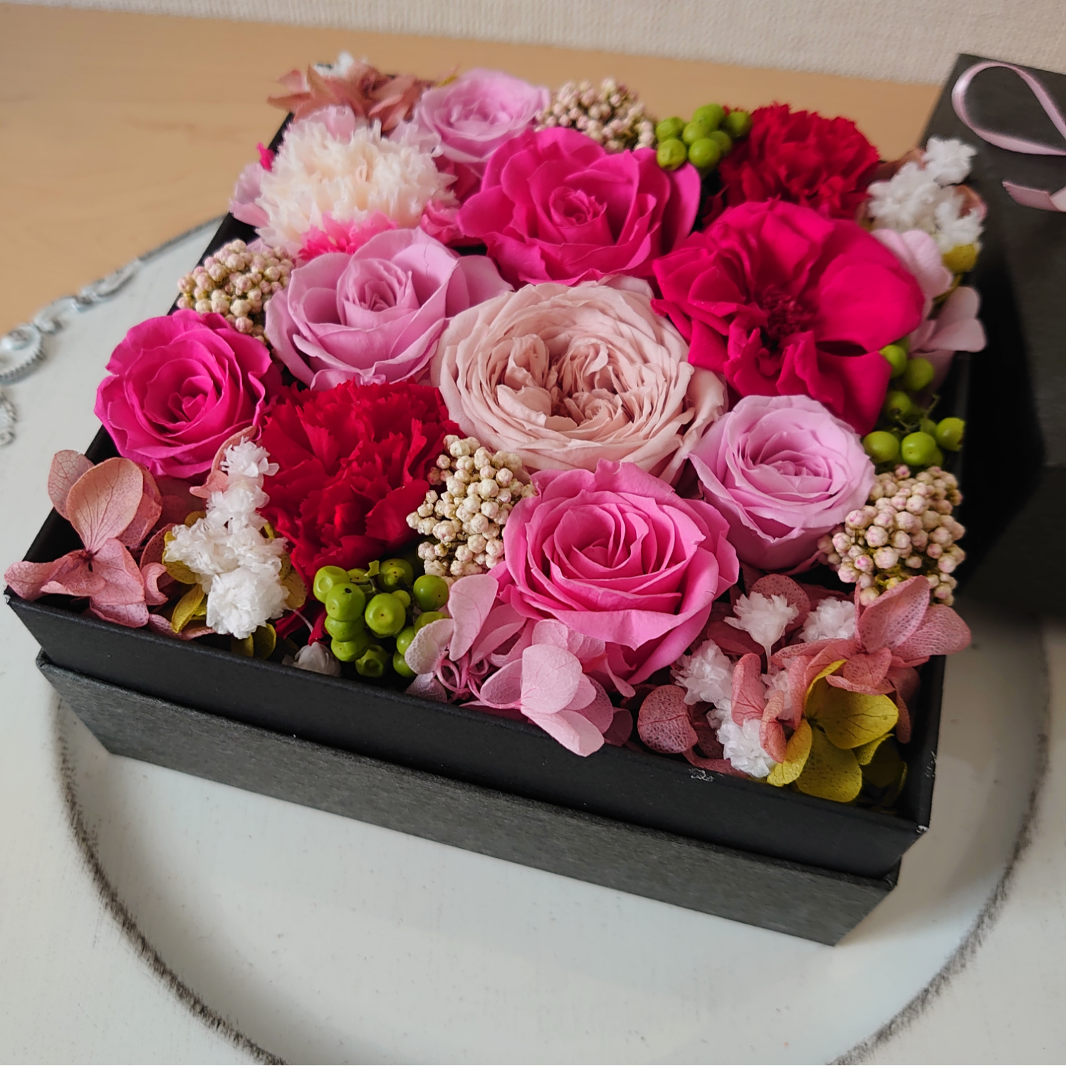 母の日フラワー ワイン色のカーネーションbox プリザーブドフラワーを使ったフラワーリースのお店 Flowermou