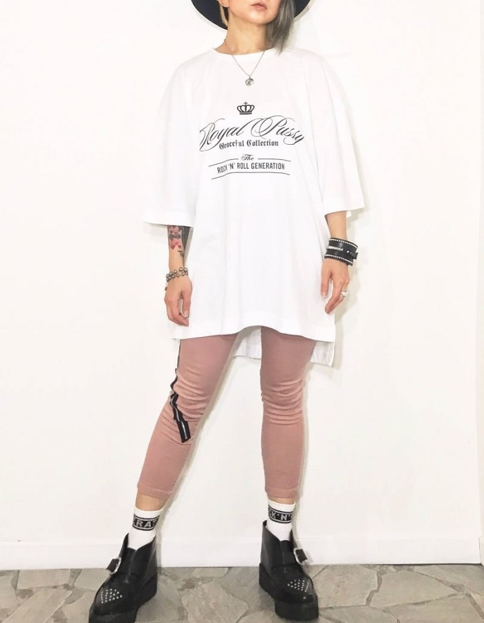 Royal Pussy ロイヤルプッシー Rp Calligrfy Loose Tee ビッグｔシャツ ワンピース ロング丈 ロゴマーク シドヴィシャス 半袖 五分袖 七分袖 黒 白 ブラック ホワイト メンズ レディース ロック パンク Rock Punk バンド ギフト ラッピング無料 ステージ衣装 Rogia