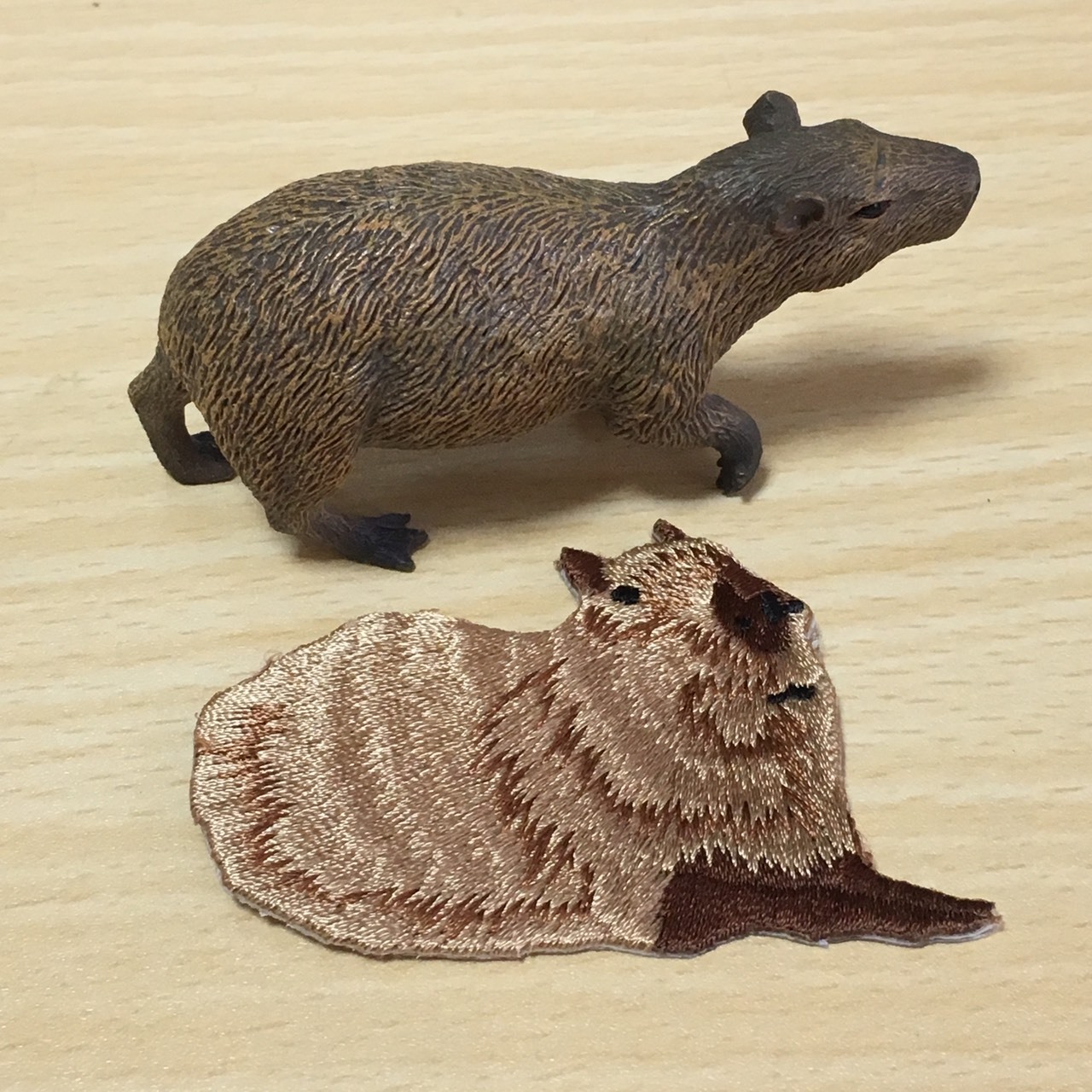 カピバラの刺繍ワッペン アイロン接着 1枚 カピ族の集い