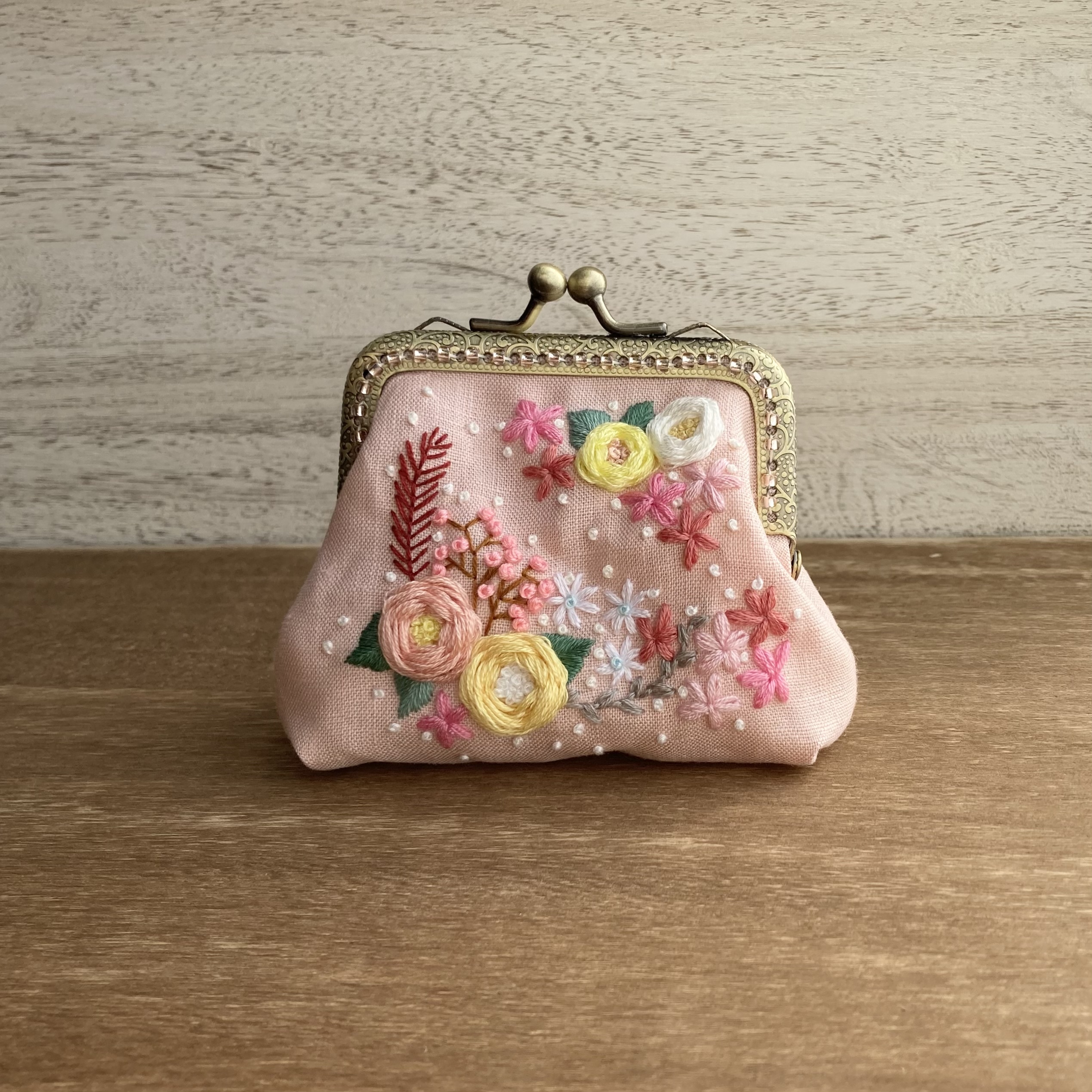 桃色の花染まる刺繍ポーチ ピンクの手刺繍がま口 癒されるプレゼント 受注制作 あきのかぜ