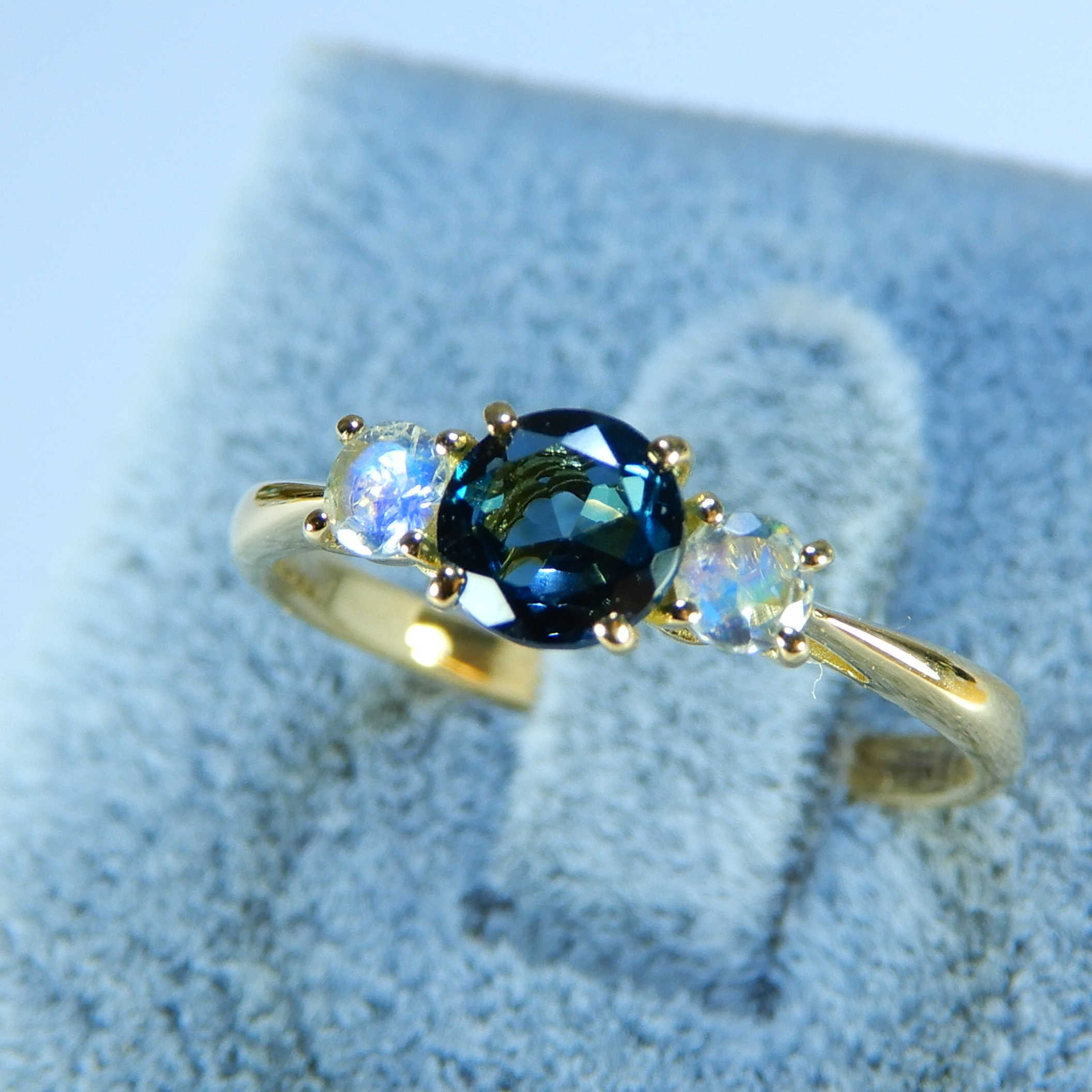 ロンドンブルートパーズ ブルームーン K18yg Sirius Stone