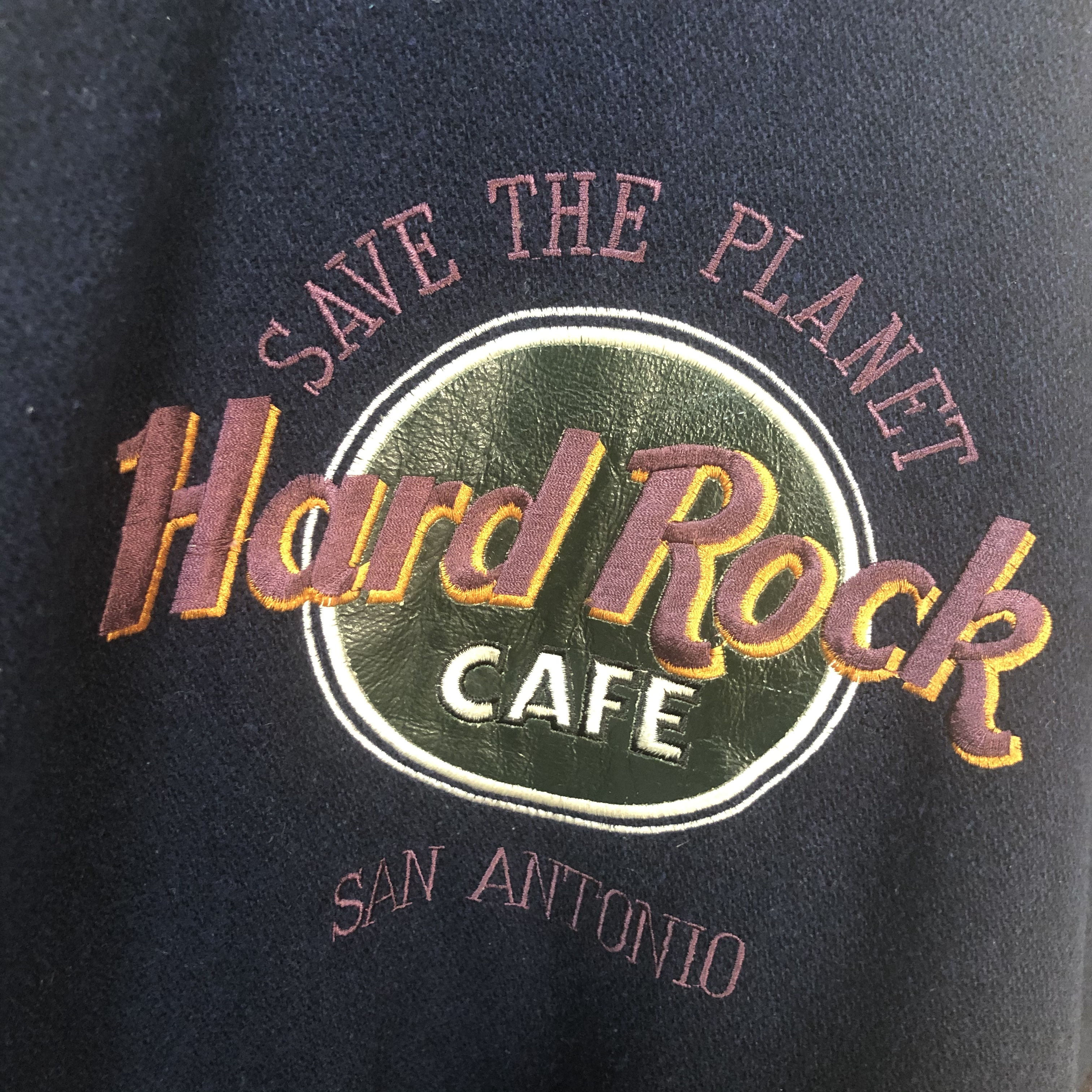 マルチカラー ハードロックカフェ ビッグロゴ刺繍スタジャン古着男子m0914 Dust Magnet Club ヴィンテージ古着 トレンド古着 アメカジ 90s コレクティブル