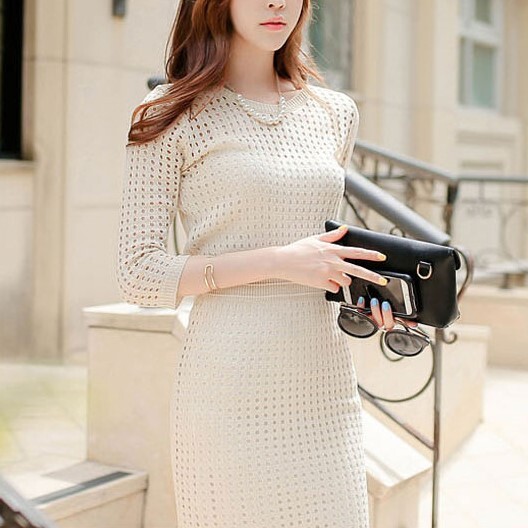 ほどよい透け感のパンチング素材がおしゃれな白ニットワンピース チラリと見える肌が大人セクシー Graces By Yuu