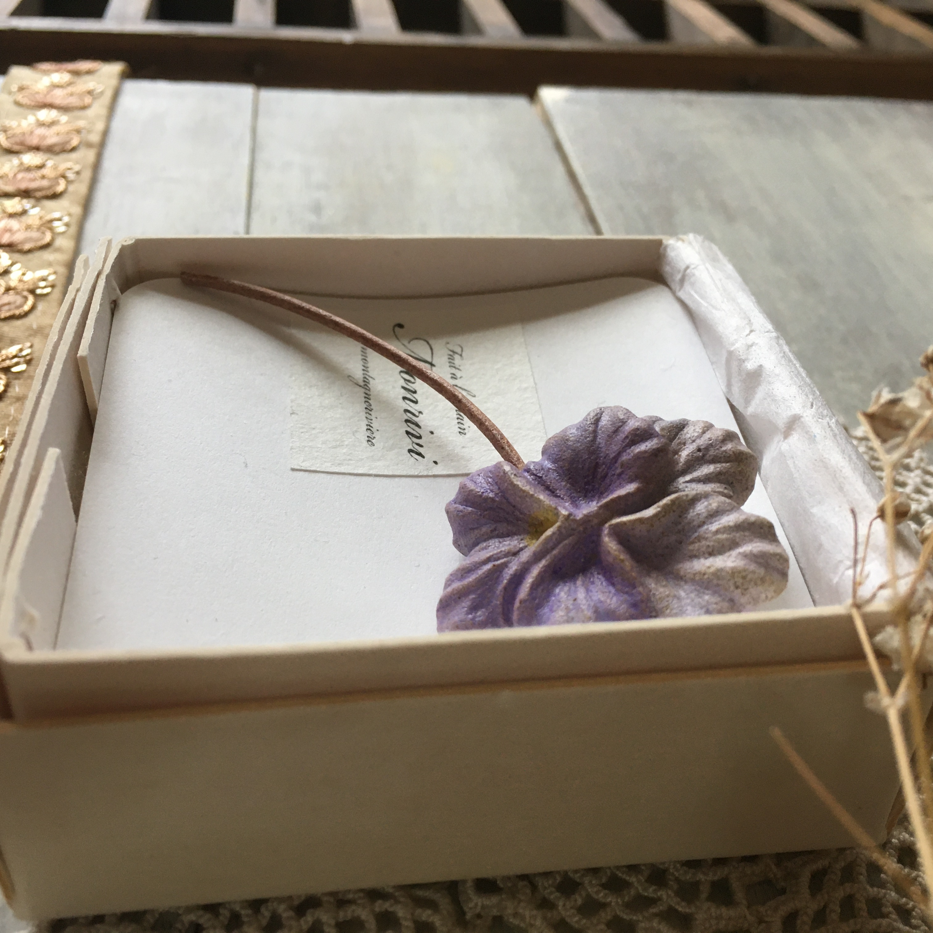 Monrivi ビオラビビ クリアライトブルー ブローチ くるもり雑貨店