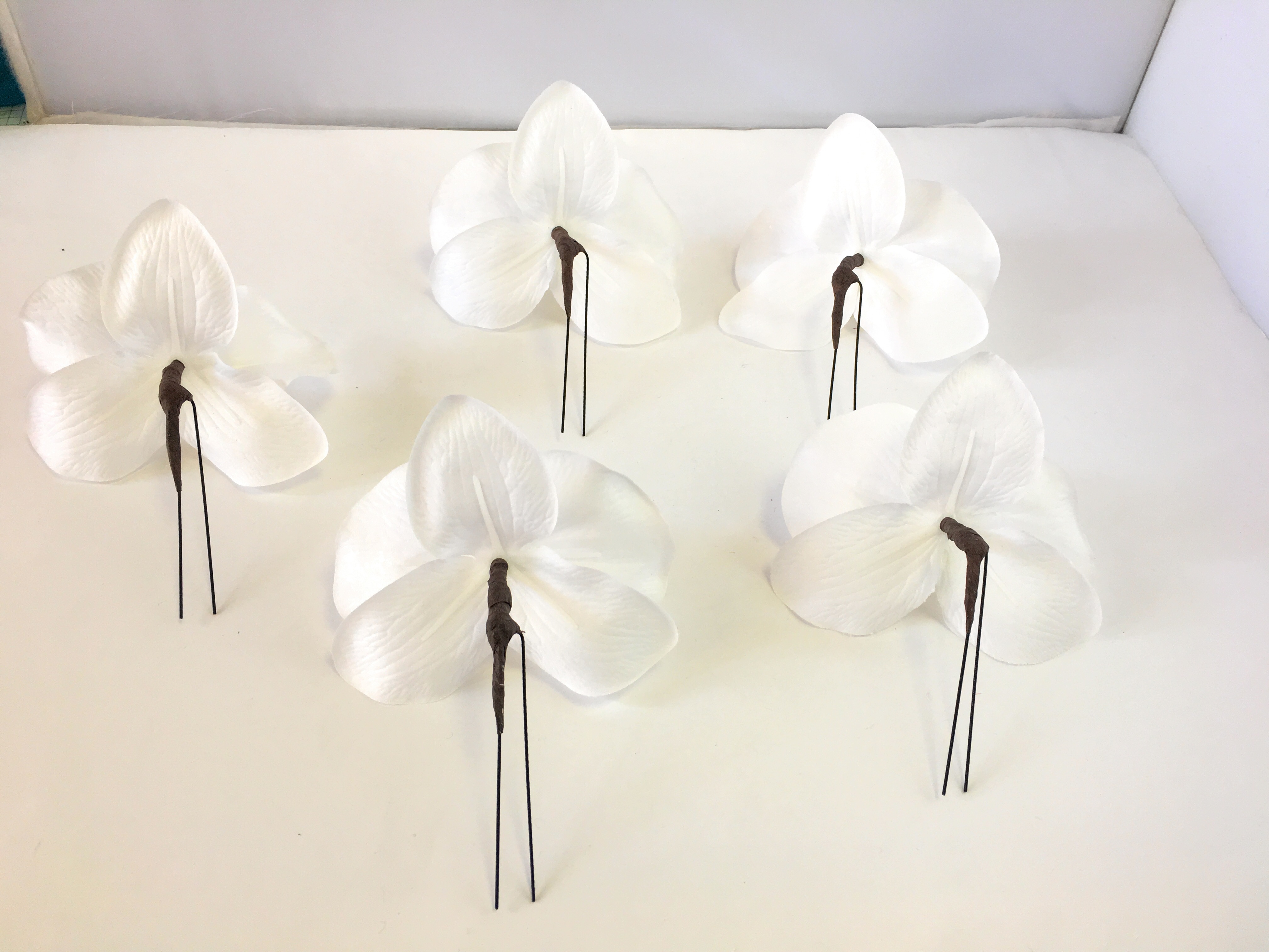 白胡蝶蘭5輪の髪飾り 成人式 結婚式 フラワーハーモニー