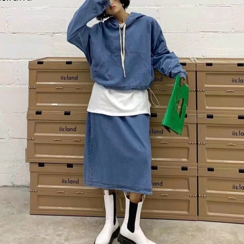 送料無料 2色 セットアップ レディース 上下セット スカート ミモレ丈 デニム フーディー パーカー バックスリット おしゃれ 大人可愛い 長袖 紐 個性的 レトロ ボーイッシュ ルーズ ラフ かわいい ゆったり オーバーサイズ 襟なし 無地 デニム調 ライトブルー 水色 青