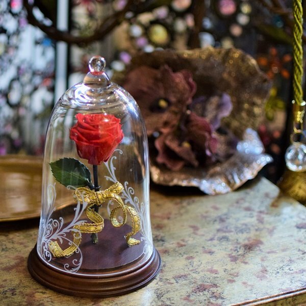 美女と野獣のような幻想的な模様付きガラス入りの赤バラのオブジェ 幕張のお花屋さんからウェディングやお祝い花 胡蝶蘭 プリザーブド おしゃれなプレゼントをお届け ブーケアンドブーケ